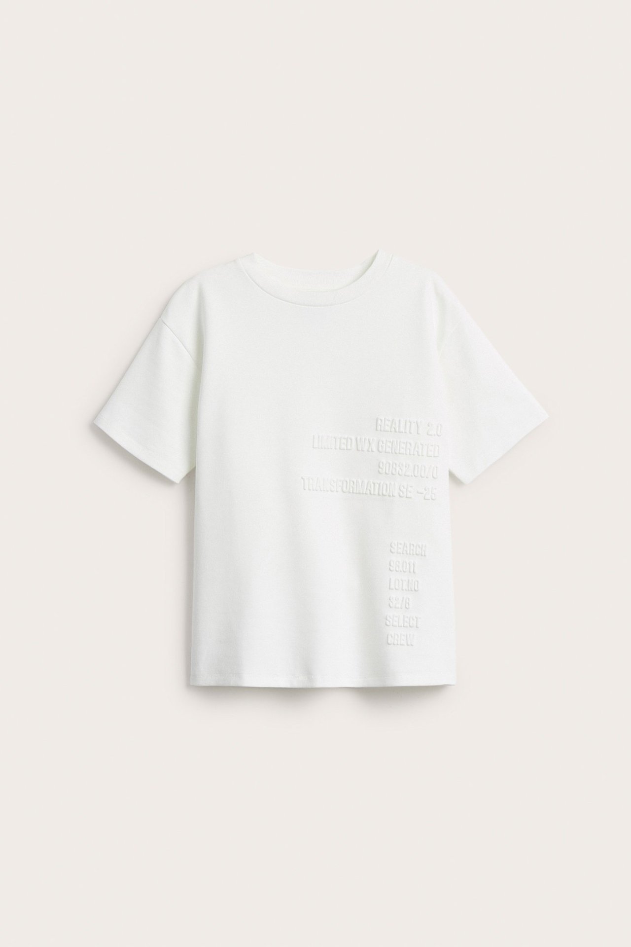 Widok z przodu: biały, oversize'owy T-shirt dziecięcy z krótkim rękawem i wytłoczonym nadrukiem.