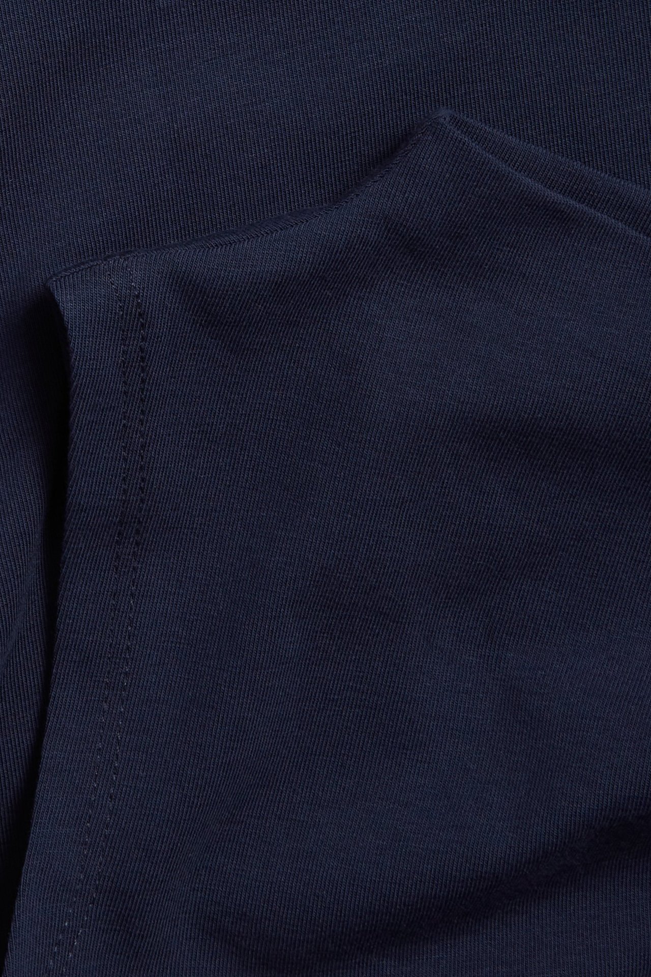 Zbliżenie na ciemnoniebieski, jednolity materiał z mieszanki bawełny na bluzkę bez rękawów.