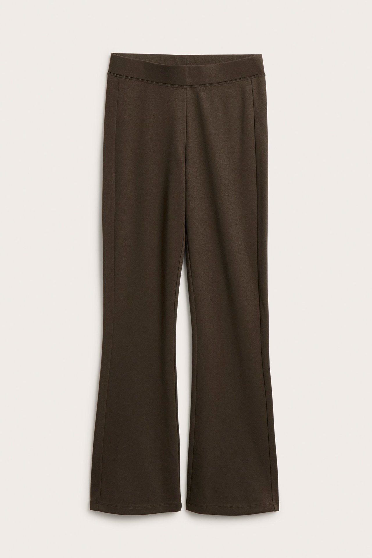 Widok z przodu ciemnobrązowych spodni dżersejowych typu pull-on bootcut z lekko rozszerzanymi nogawkami.