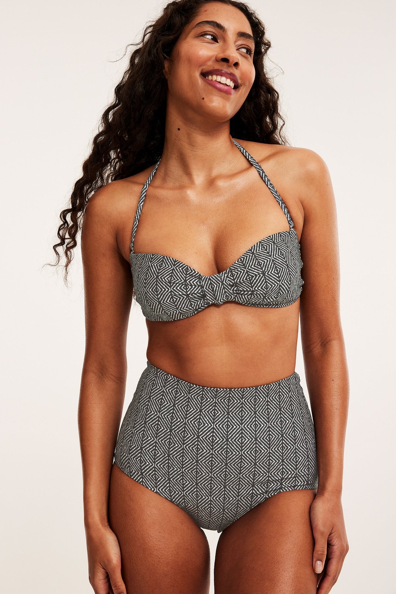 Wysokie majtki biodrówki od bikini