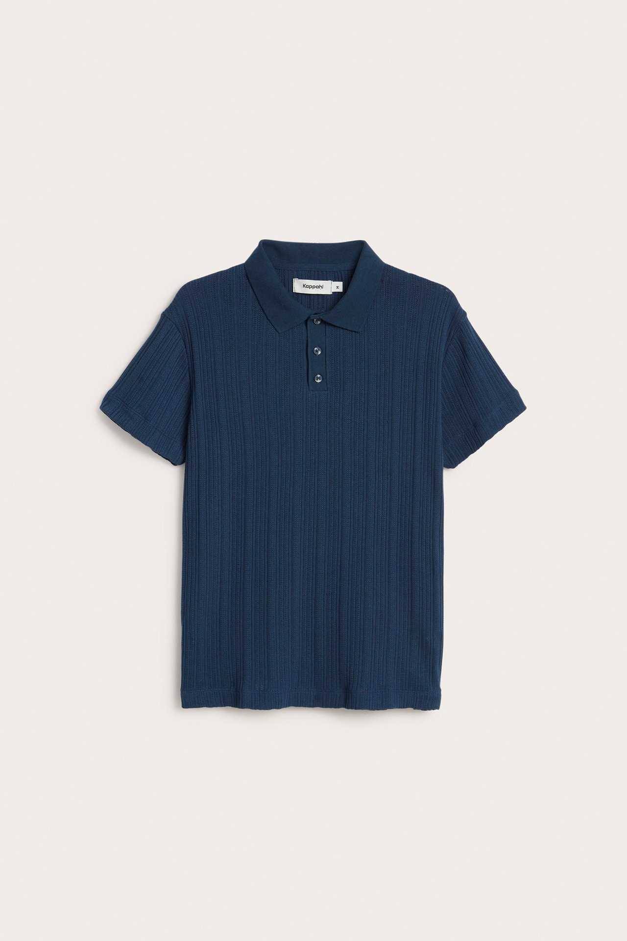 Frontvy av en mörkblå mönsterstickad pikétröja för herr med tre knappar.