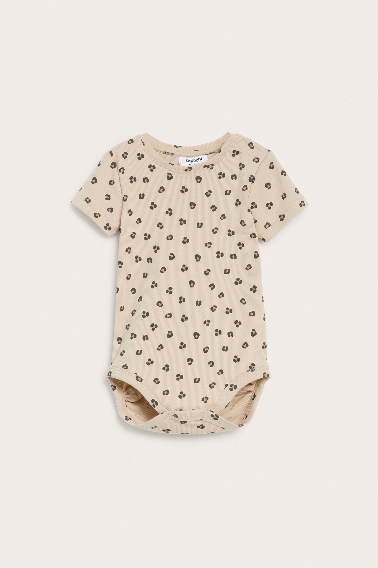 Edestä: beige ribattu vauvan body tummalla leopardikuviolla, nepparit olkapäällä ja haarassa.