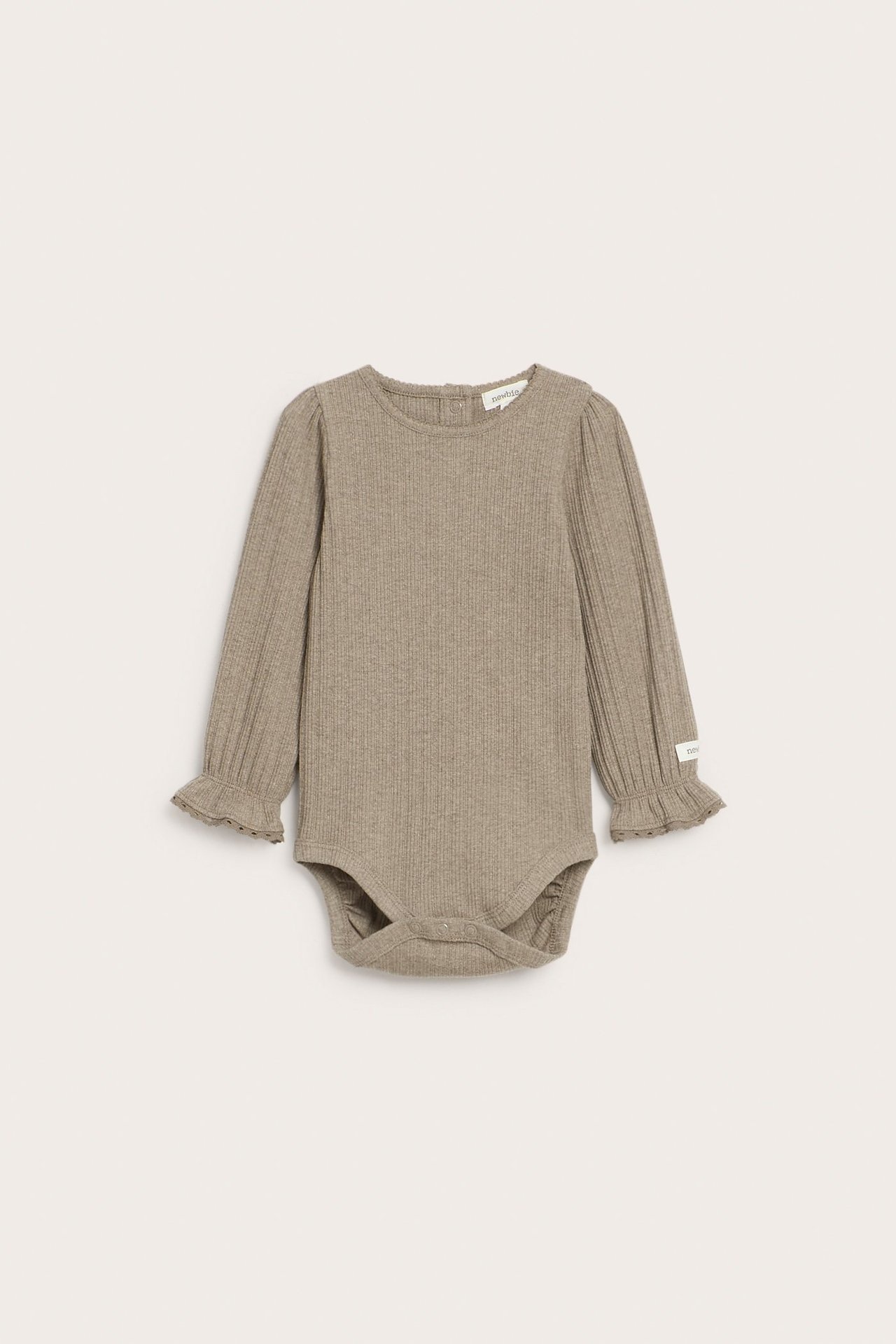 Edestä näkymä vauvan ruskeamelange-ribbipaidasta, jossa on pitkät hihat, röyhelöiset pitsimansetit ja nepparit.