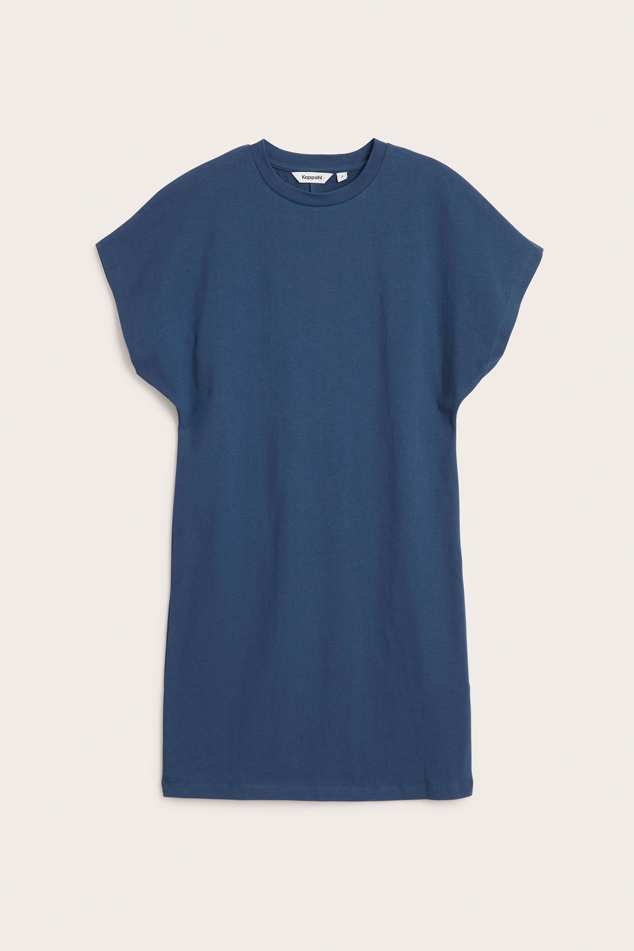 Framifrån, en blå kort trikåklänning med oversized ärmar.