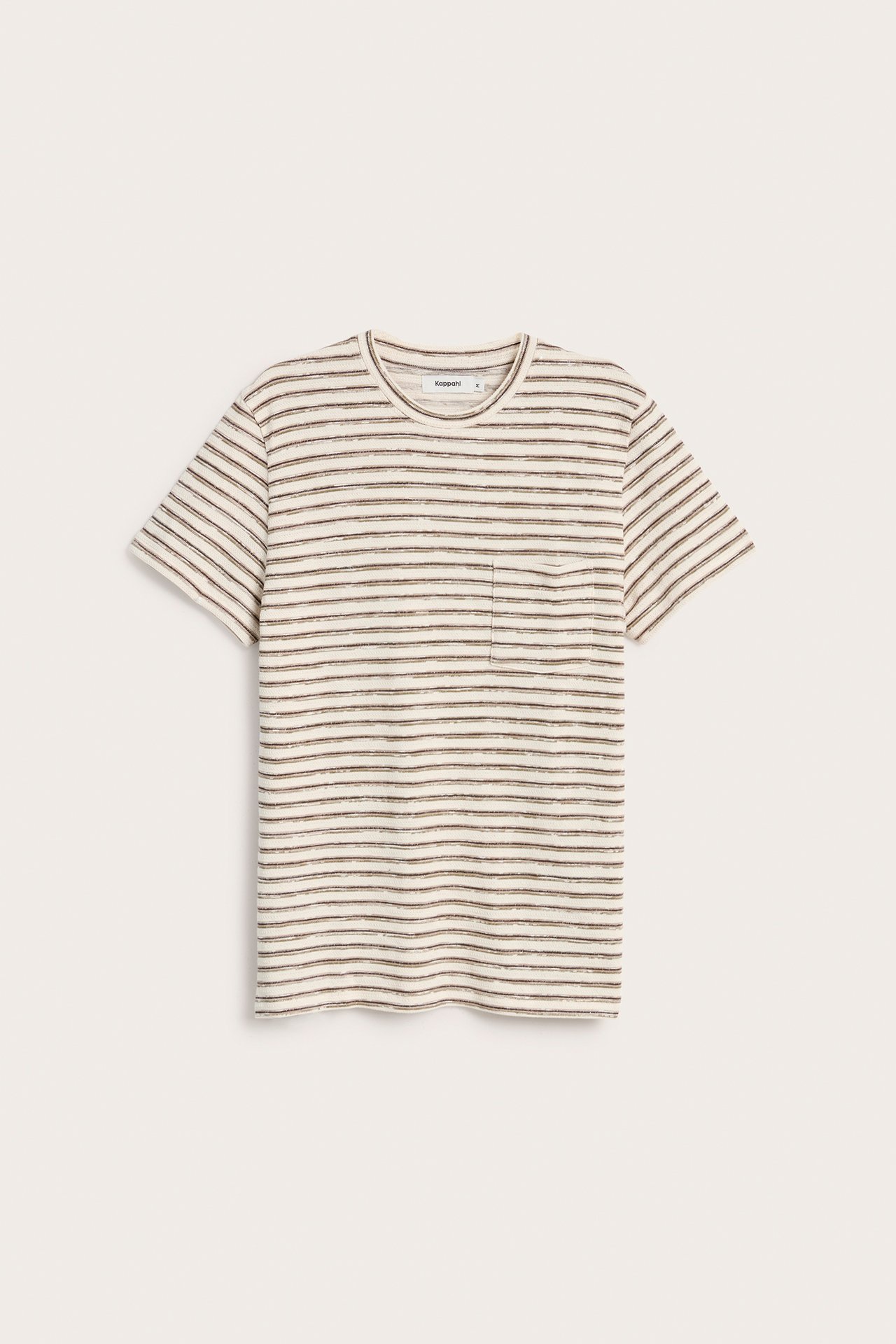 Framsida av en offwhite randig herr t-shirt i bomull med tunna bruna ränder och bröstficka.