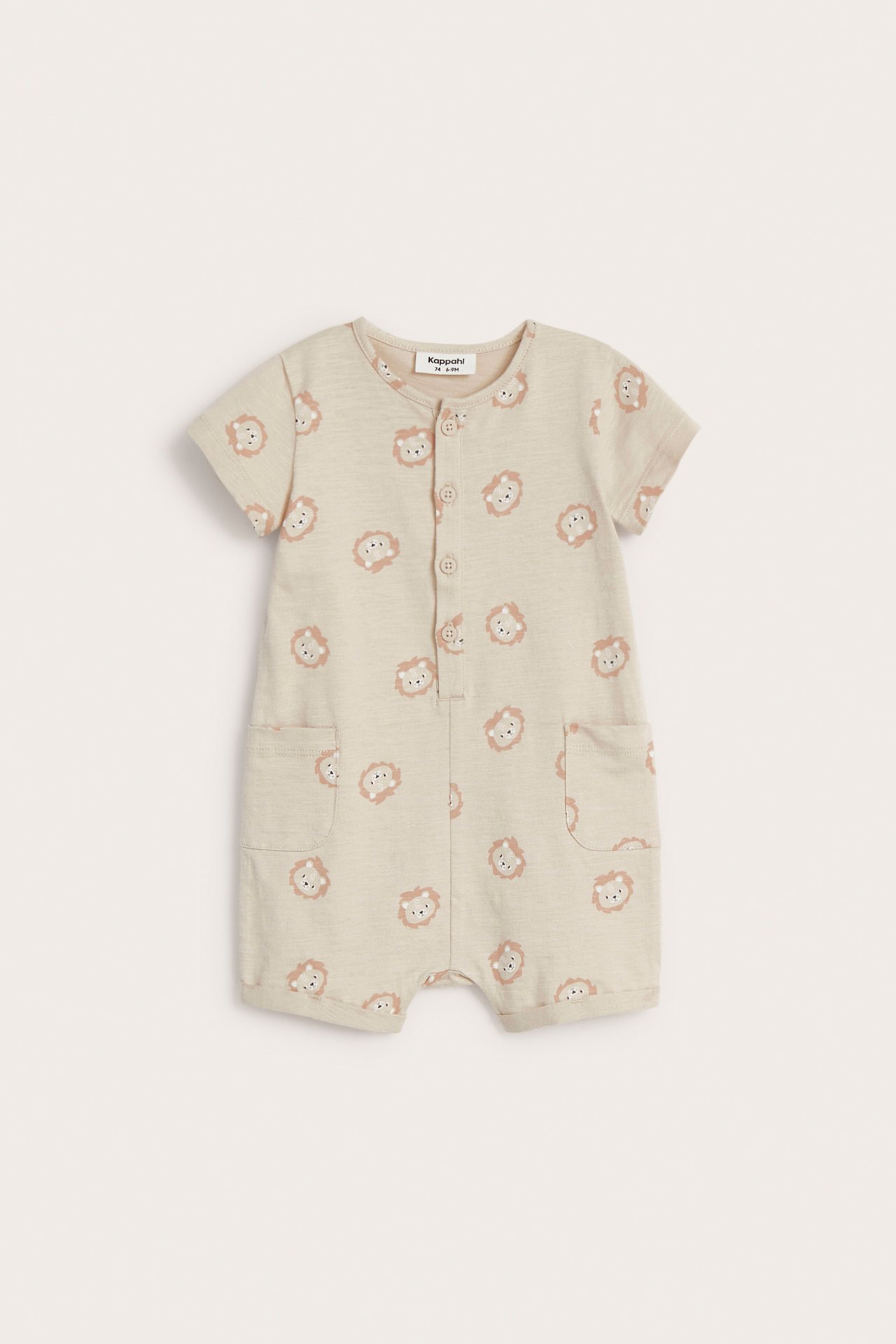 Frontvisning: Beige bomulls-babyplaysuit med løvemønster, korte ermer, knapper foran og to lommer.