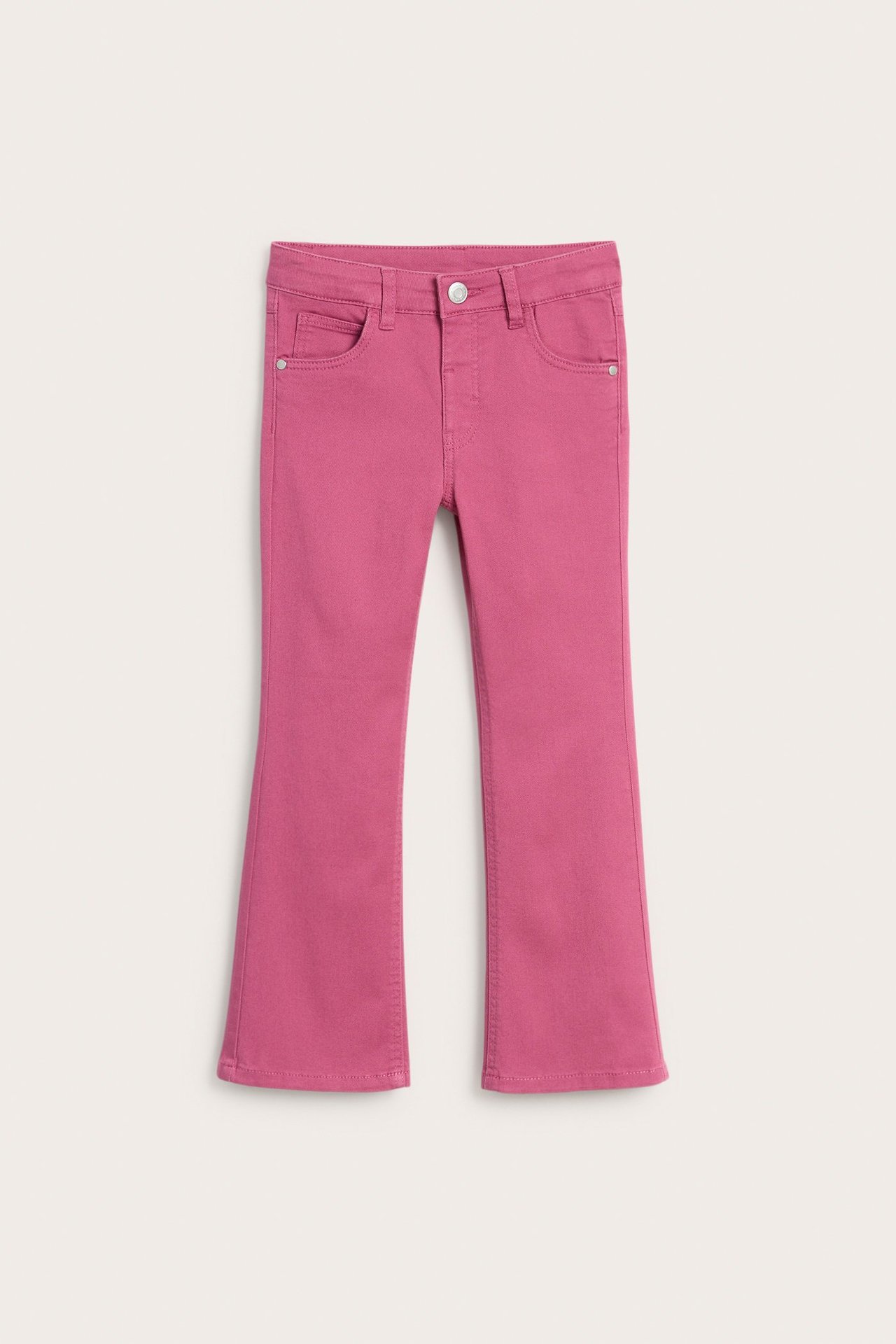 Widok z przodu dziecięcych ciemnoróżowych jeansów bootcut z elastycznego twillu z zapięciem na zatrzask.