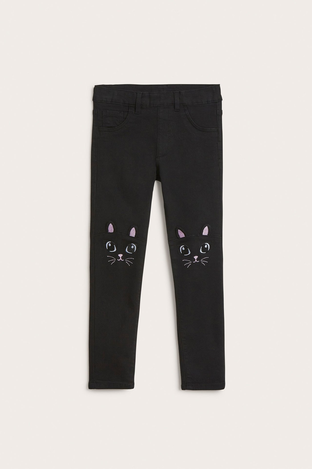 Widok z przodu: czarne, dopasowane jegginsy dziecięce ze stretchu z haftowanymi kocimi pyszczkami na kolanach.