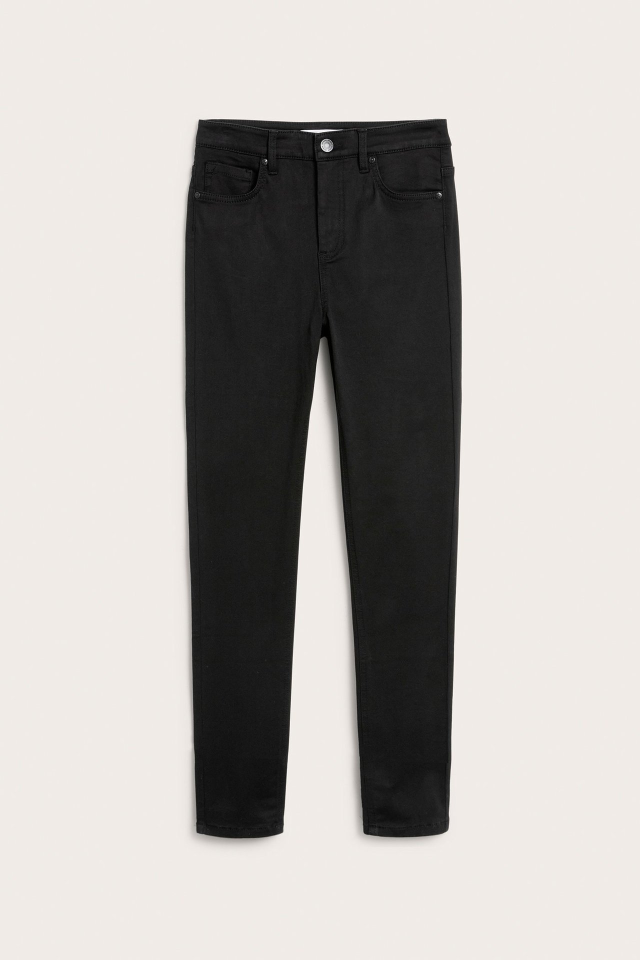 Edestä, mustat super slim high waist -farkut viidellä taskulla ja nappikiinnityksellä.