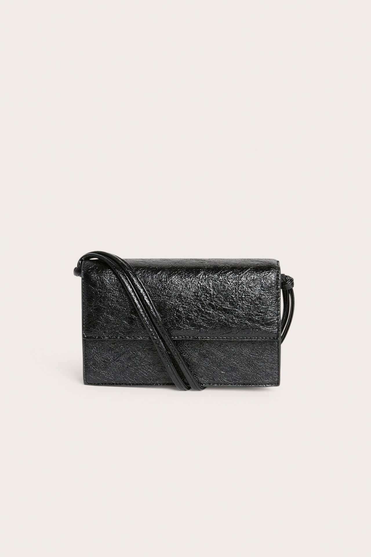 Widok z przodu: czarna prostokątna torebka na ramię z teksturowanej imitacji skóry, z regulowanym paskiem.