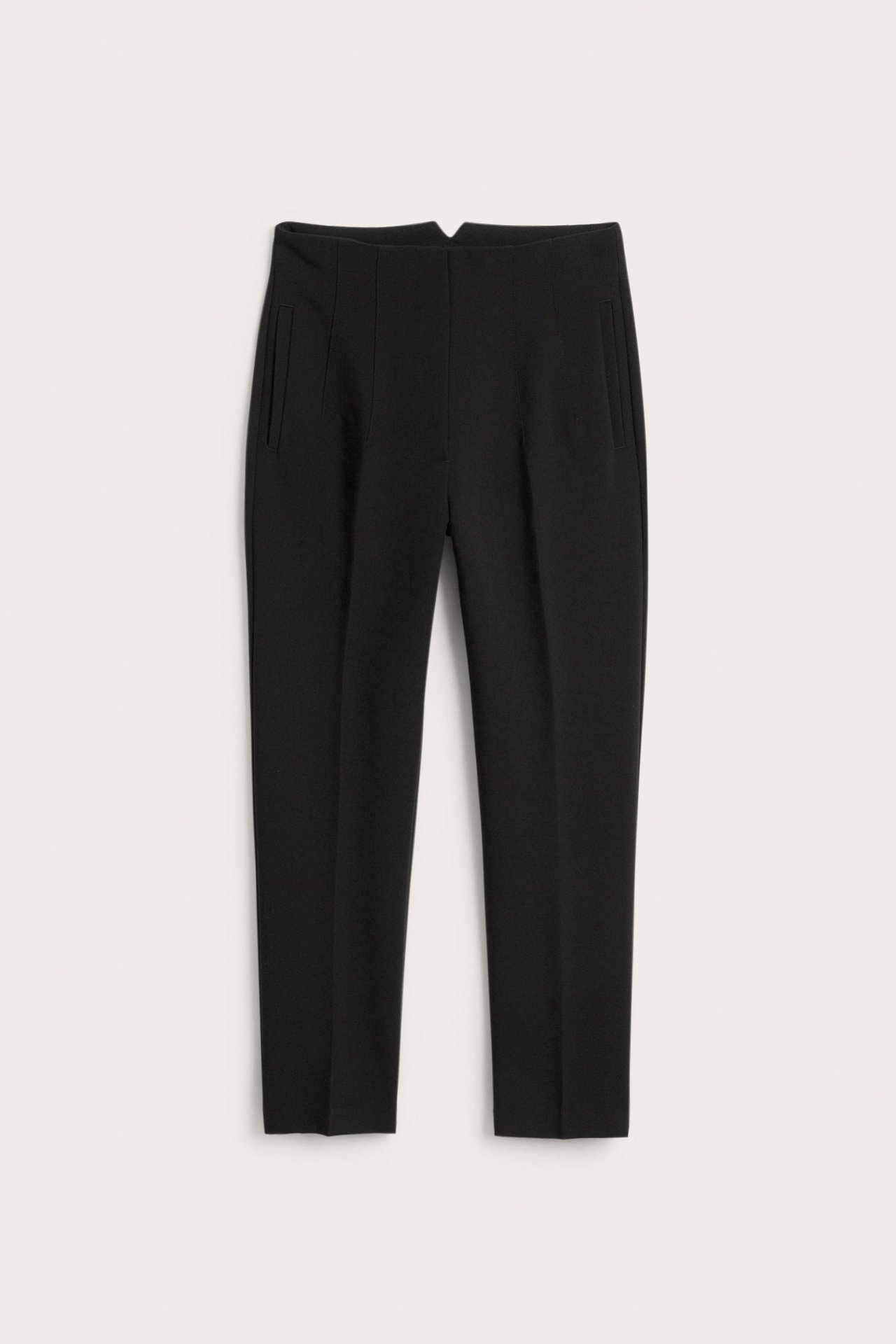 Widok z przodu czarnych, dopasowanych spodni garniturowych z wysokim stanem, rozporkiem i kieszeniami bocznymi.