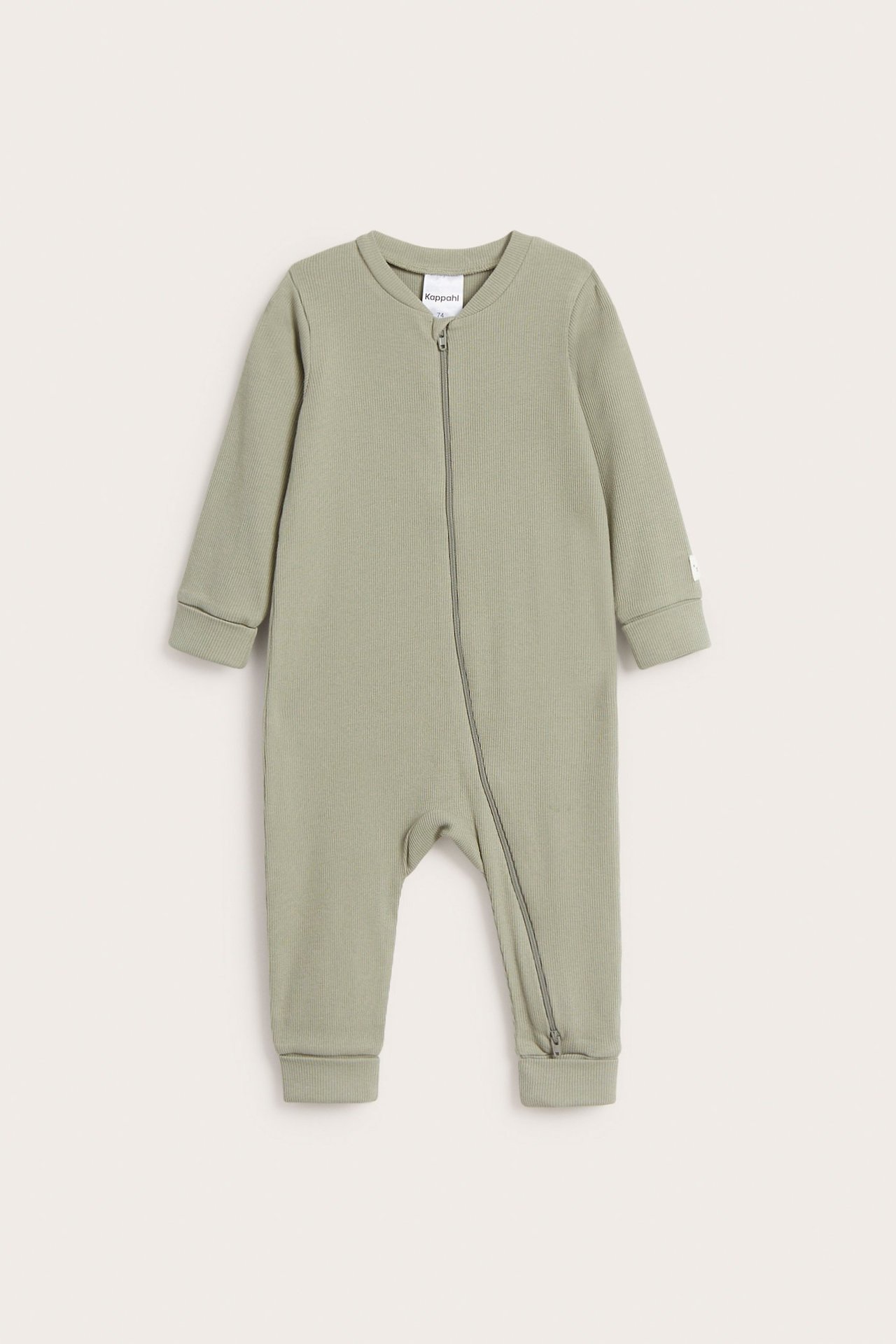 Frontvy av en bebis mörkgröna ribbade jumpsuit med långa ärmar, vikta muddar och diagonal dragkedja.