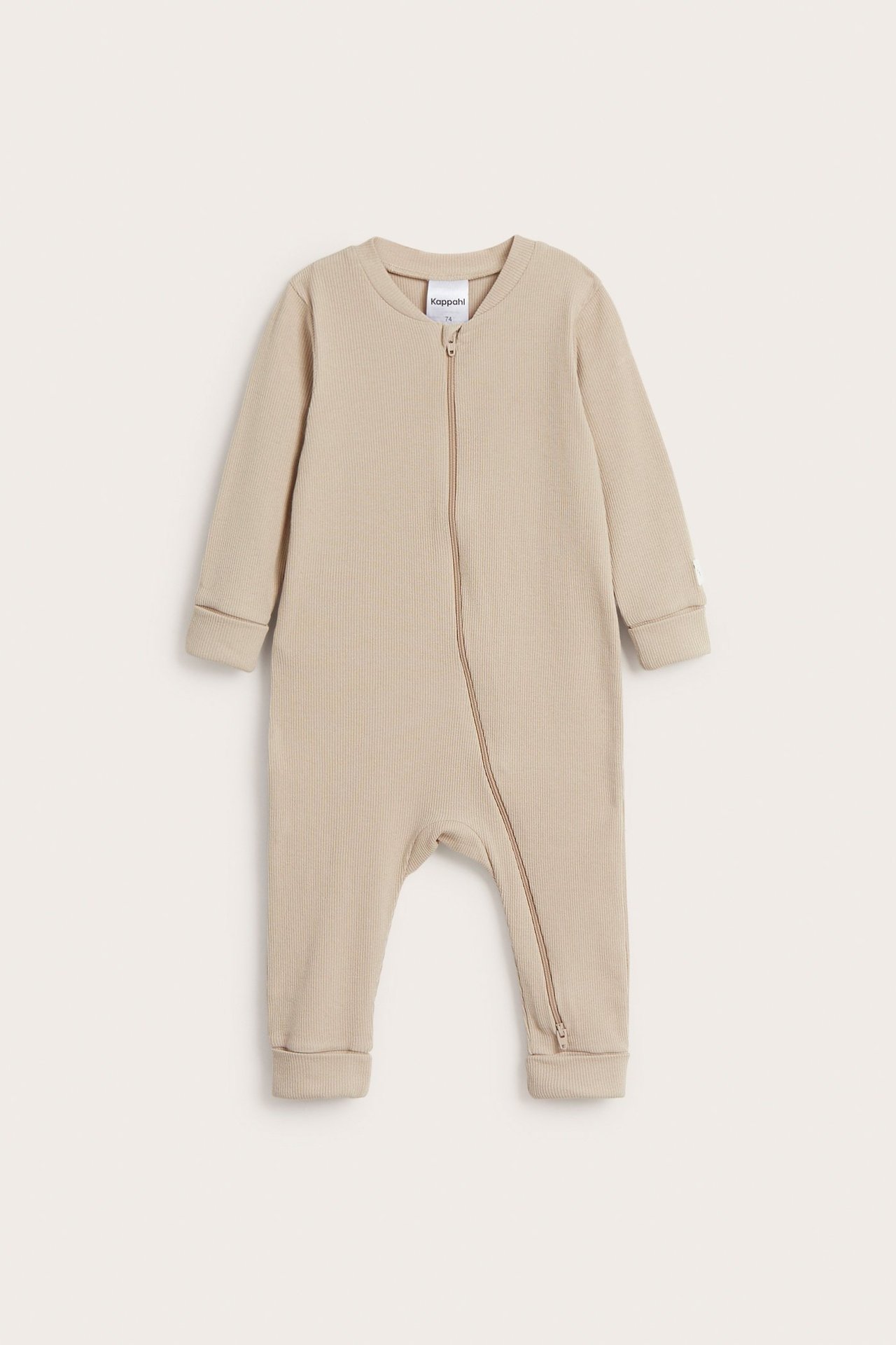 Framifrån, beige ribbad babyjumpsuit med långa ärmar och diagonal tvåvägsdragkedja.