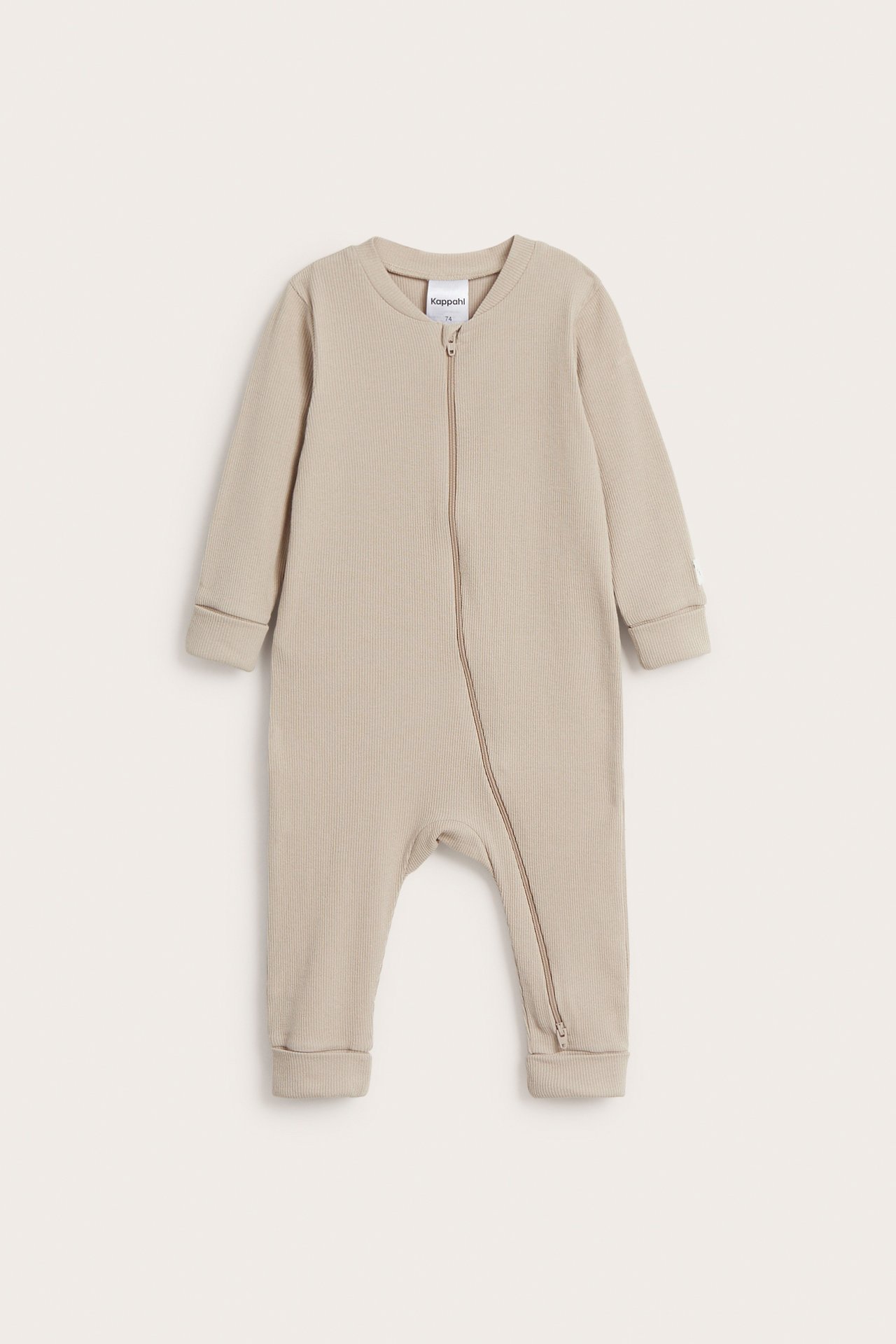 Framsida av en beige ribbad babyjumpsuit med långa ärmar, uppvikbara muddar och tvåvägsdragkedja.