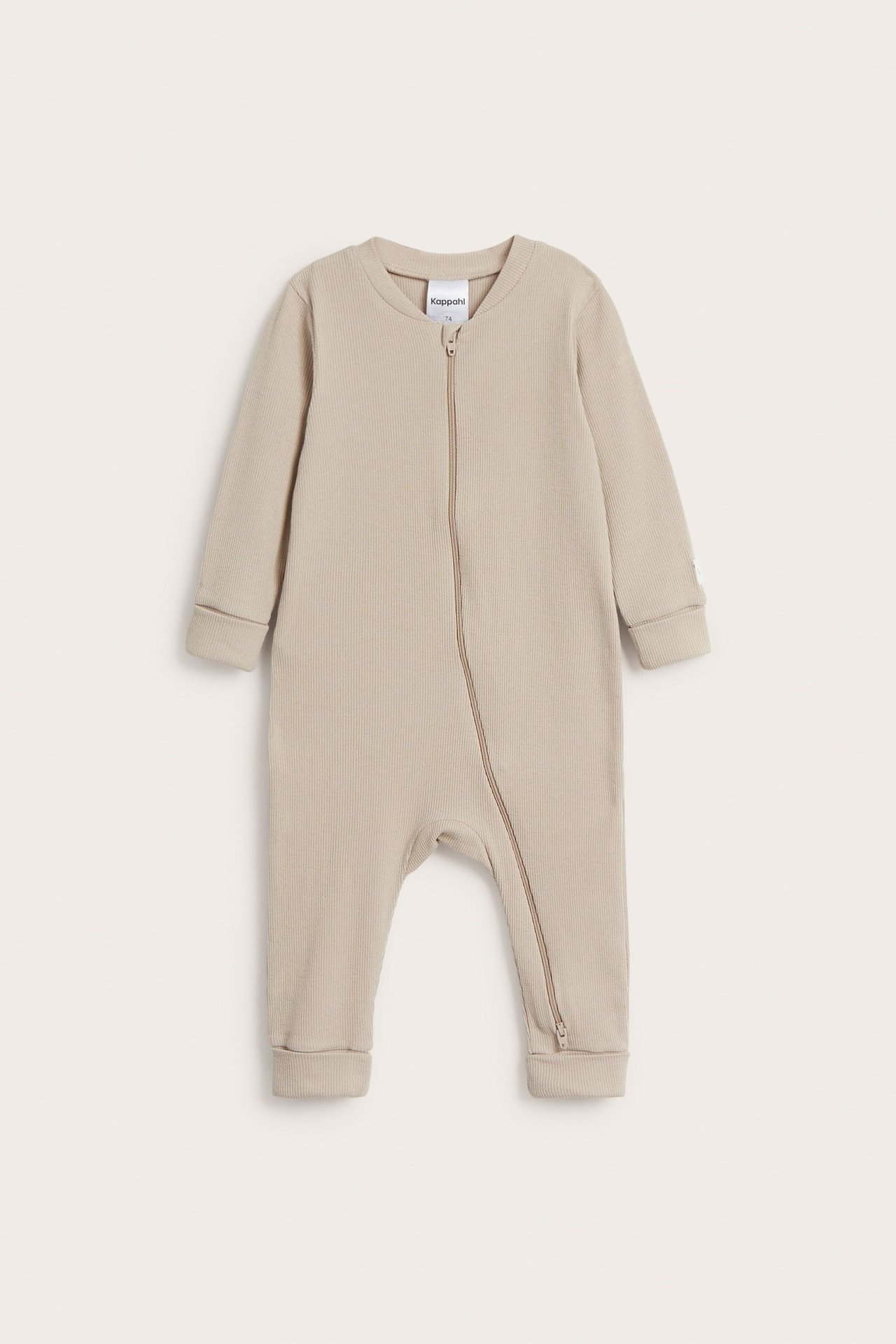 Beige ribattu vauvan haalari pitkillä hihoilla, taitetuilla hihansuilla ja kaksisuuntaisella vetoketjulla.