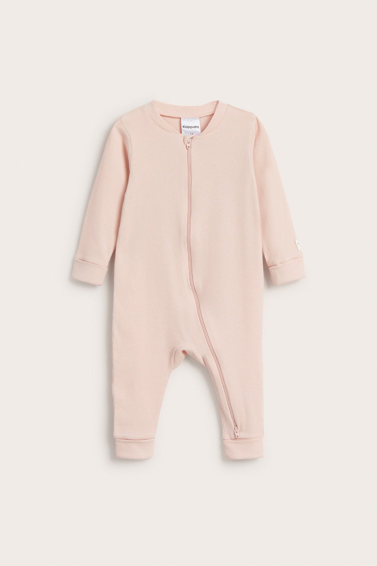 Frontvy av en rosa ribbad babyjumpsuit med diagonal tvåvägsdragkedja och vikbara muddar.