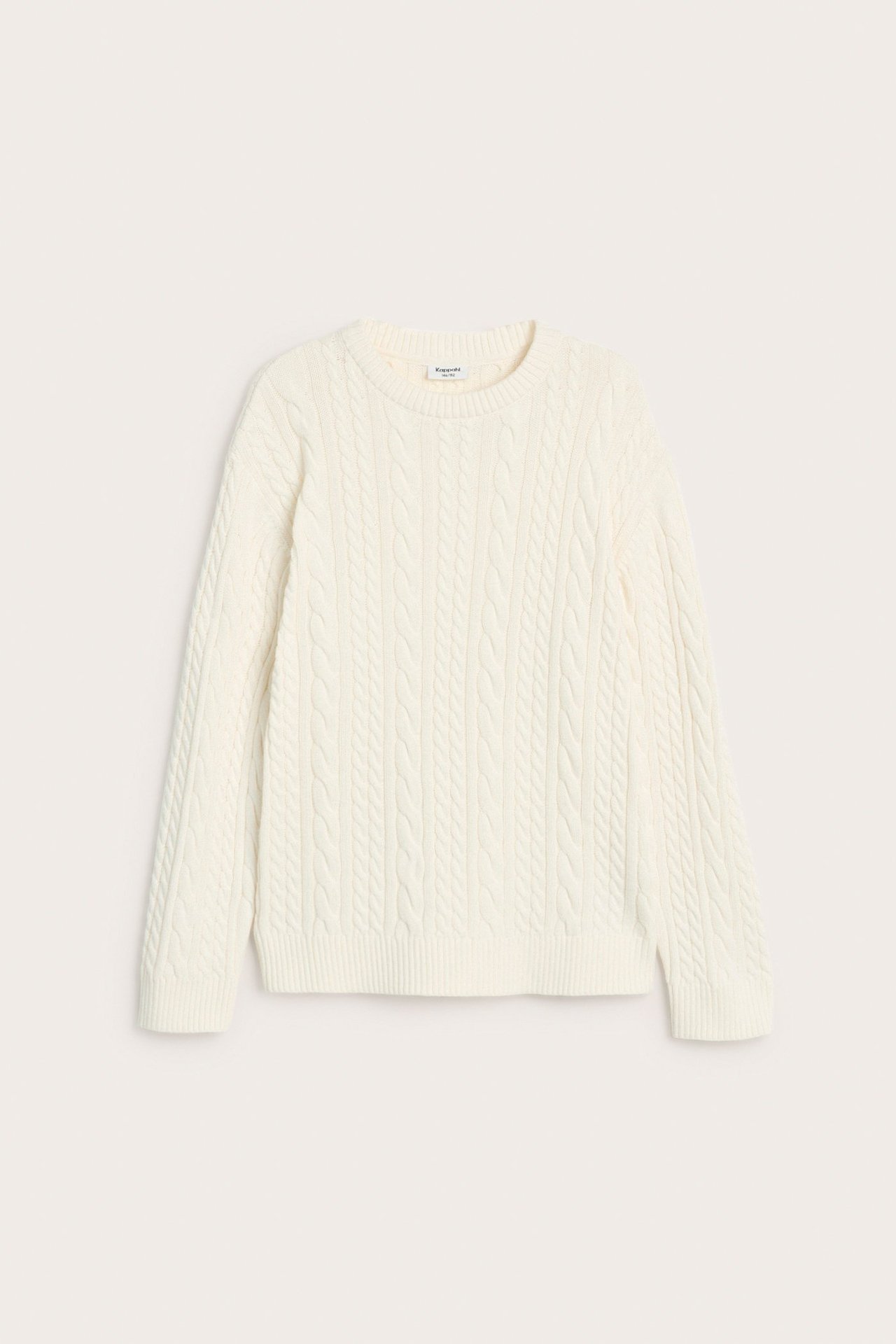 Widok z przodu: kremowy bawełniany sweter w warkocze ze ściągaczami przy dekolcie, mankietach i u dołu.