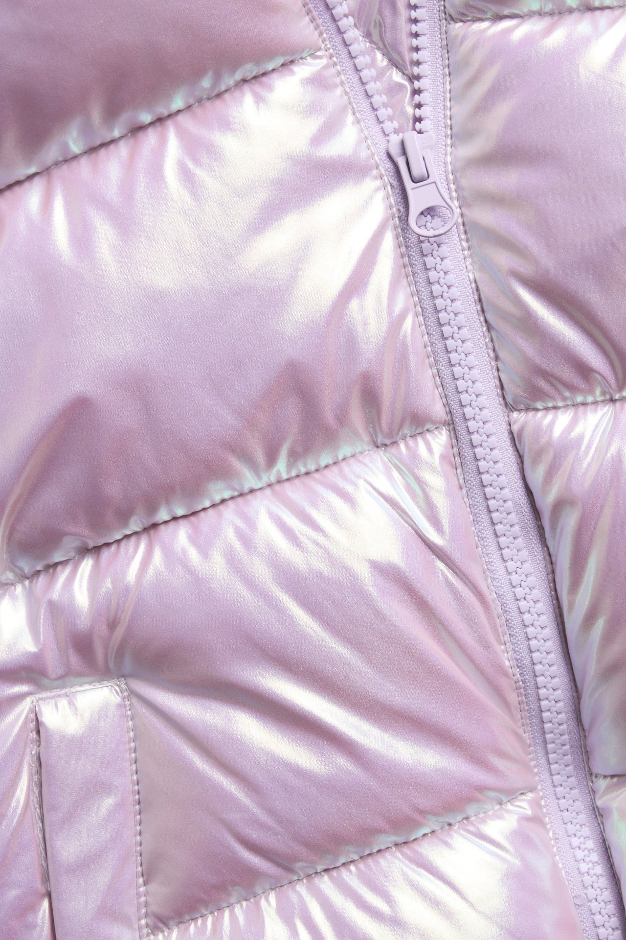 Zbliżenie jasnoróżowej, błyszczącej pikowanej kurtki puchowej z pasującym zamkiem błyskawicznym i detalem kieszeni.