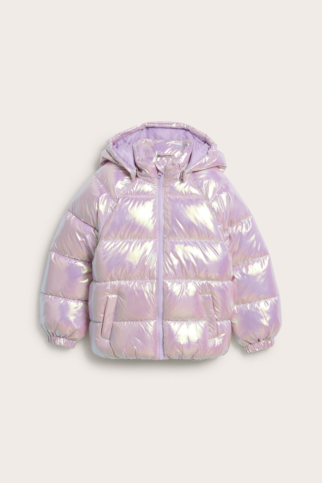 Framsida av en skimrande ljusrosa quiltad pufferjacka för barn med huva och dragkedja.