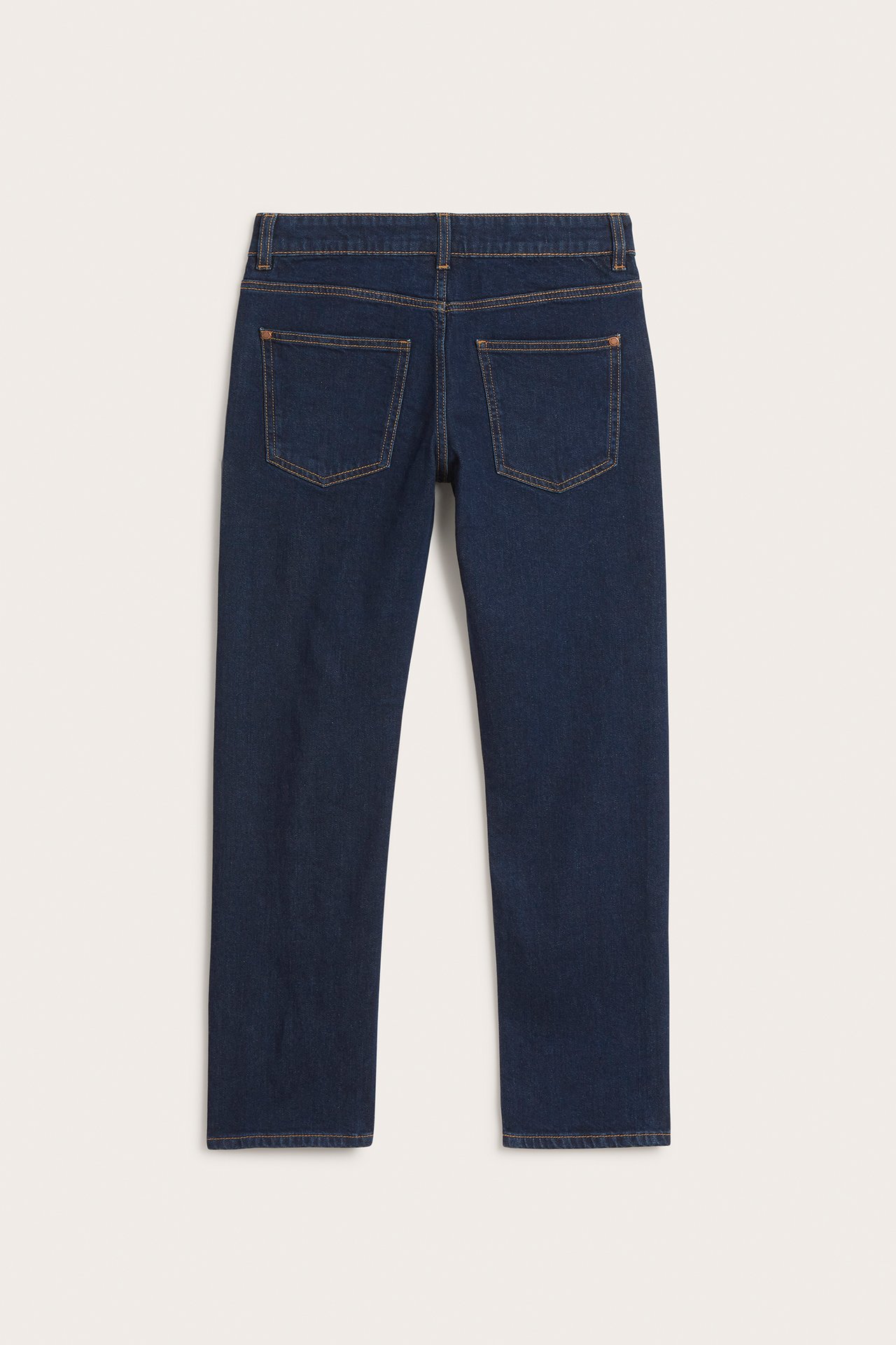 Bakfra av mørkeblå rette barnejeans med middels høy midje og to baklommer.