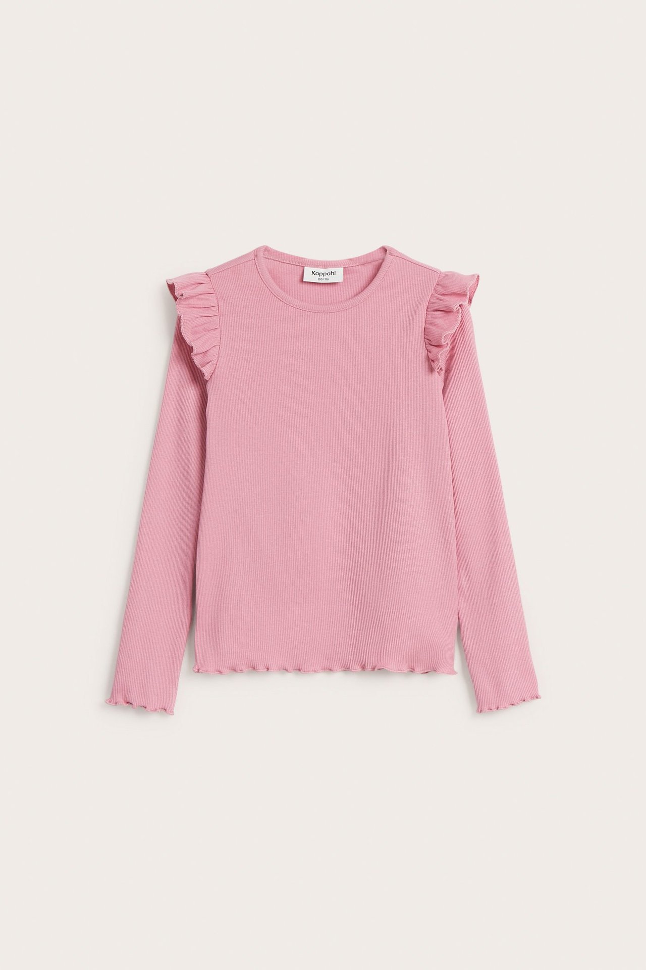 Forfra, en rosa ribbet langermet topp for barn med skulderfriller og bølgete kanter.