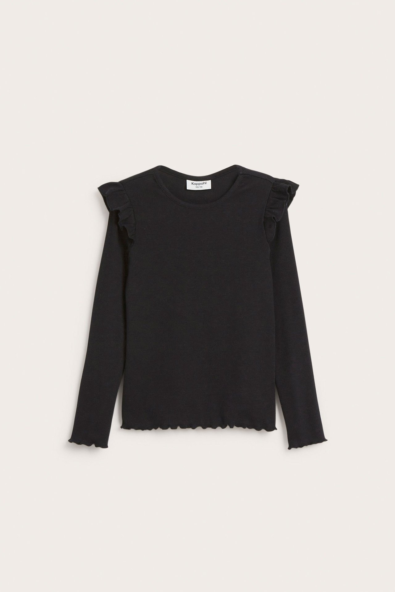 Z przodu: czarny prążkowany top dla dziecka, długi rękaw, falbanki na ramionach, faliste brzegi.