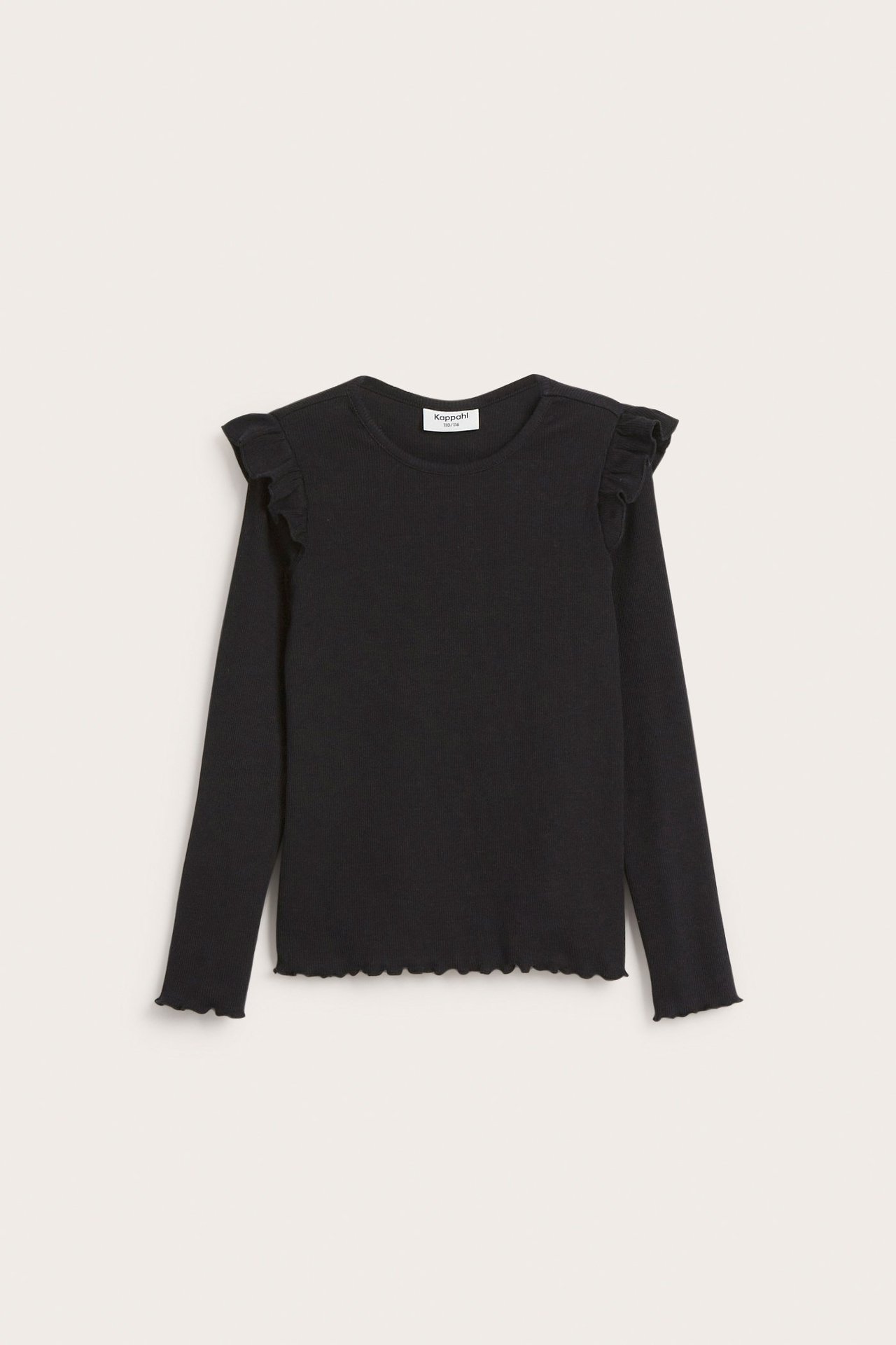 Frontvy av en barns svart ribbade långärmad topp med volanger vid axlarna och vågig nederkant.