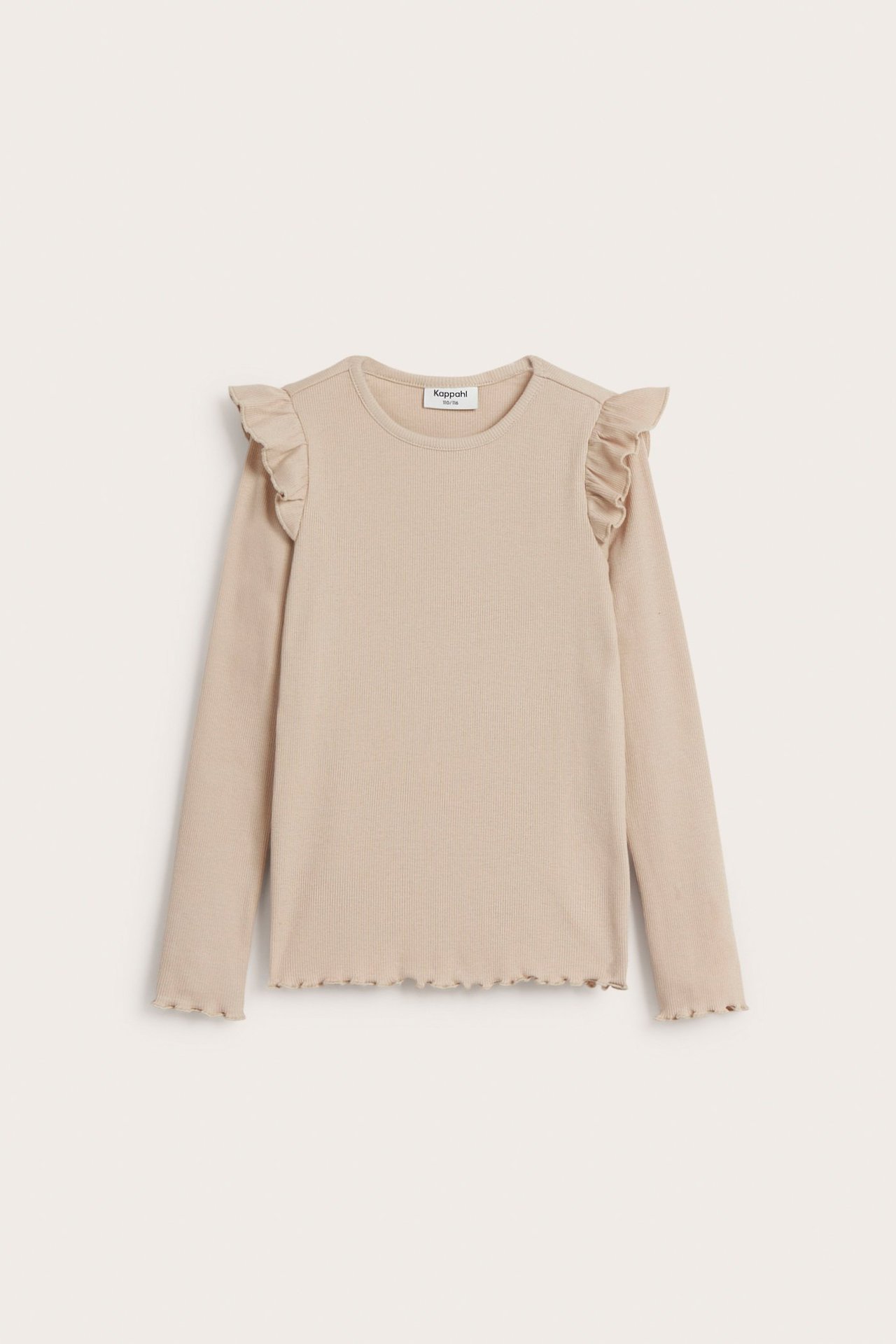 Edestä: lasten beige ribattu pitkähihainen paita, jossa röyhelöt olkapäillä ja aaltoilevat reunat.