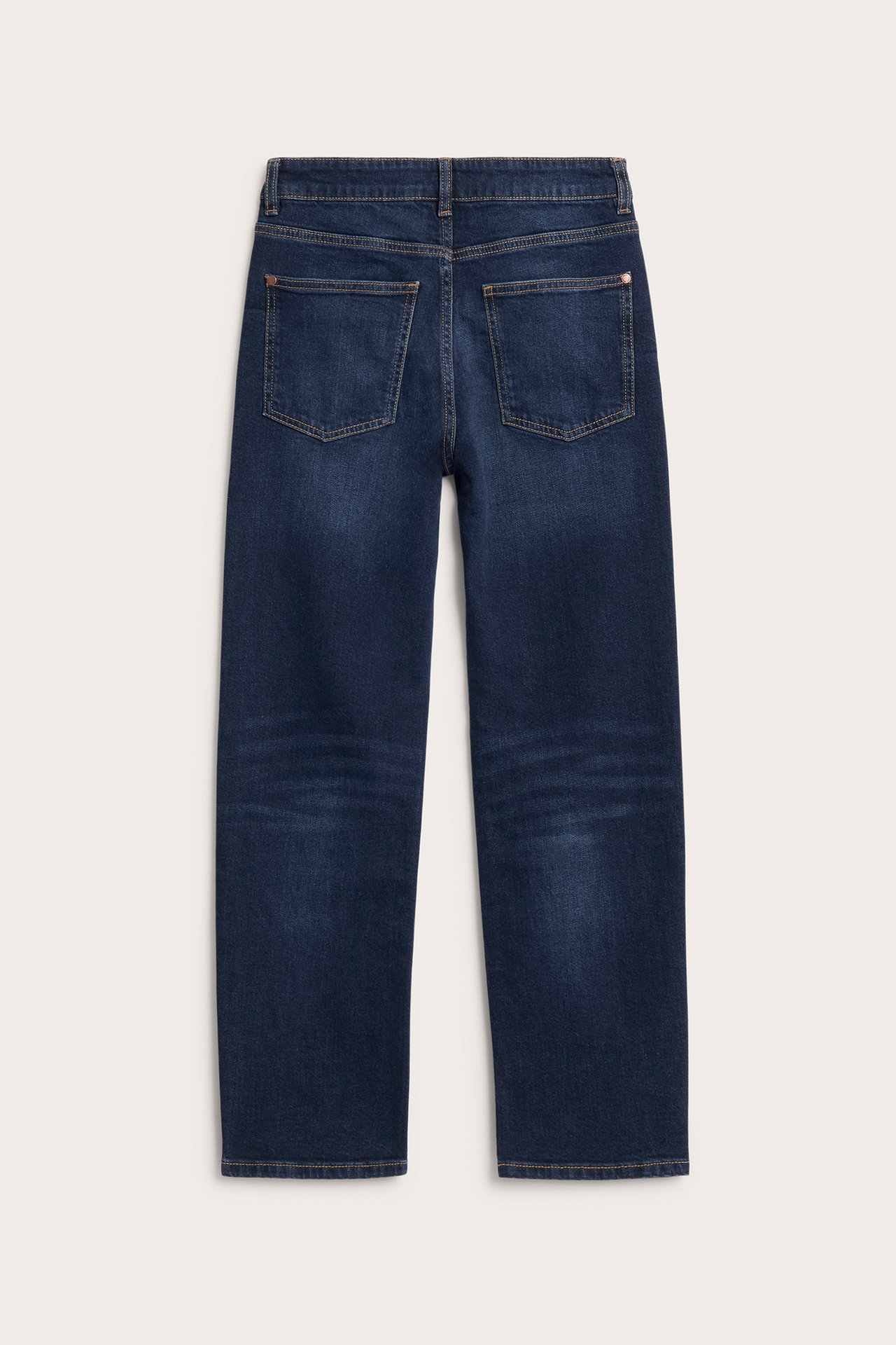 Bakfra: mørkeblå løse mid-waist jeans i denim med to baklommer.