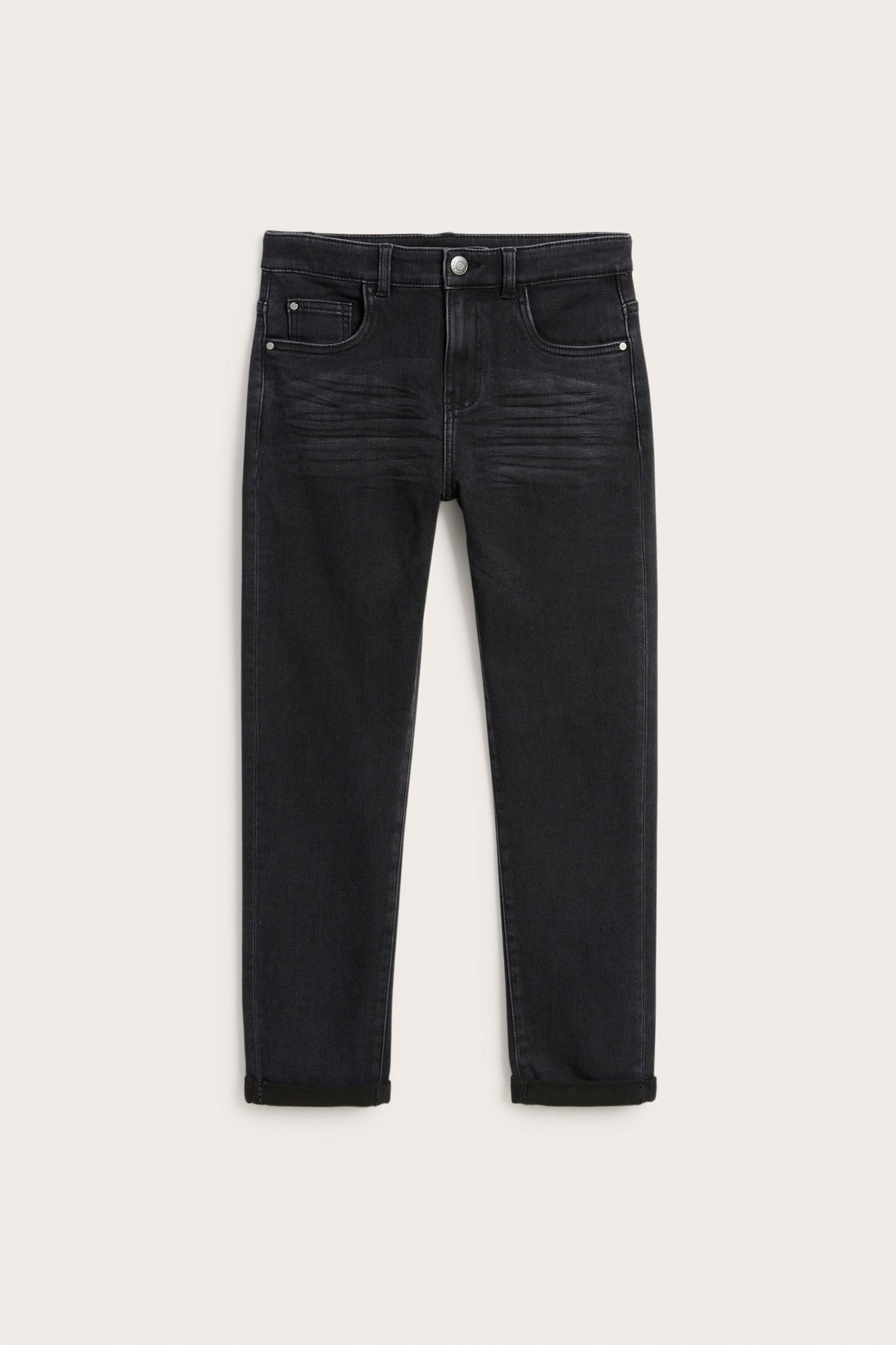 Edestäpäin, lasten mustat relaxed fit jogger denim farkut käärityillä lahkeilla ja viidellä taskulla.