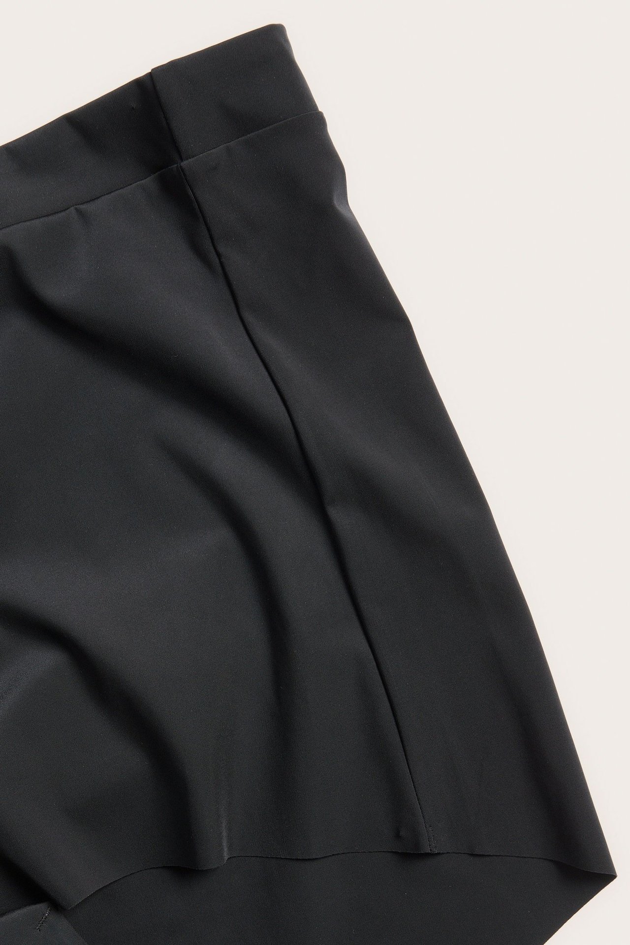 Zbliżenie, ukośny widok czarnych, jednokolorowych bokserek z mikrofibry z elastycznym pasem.