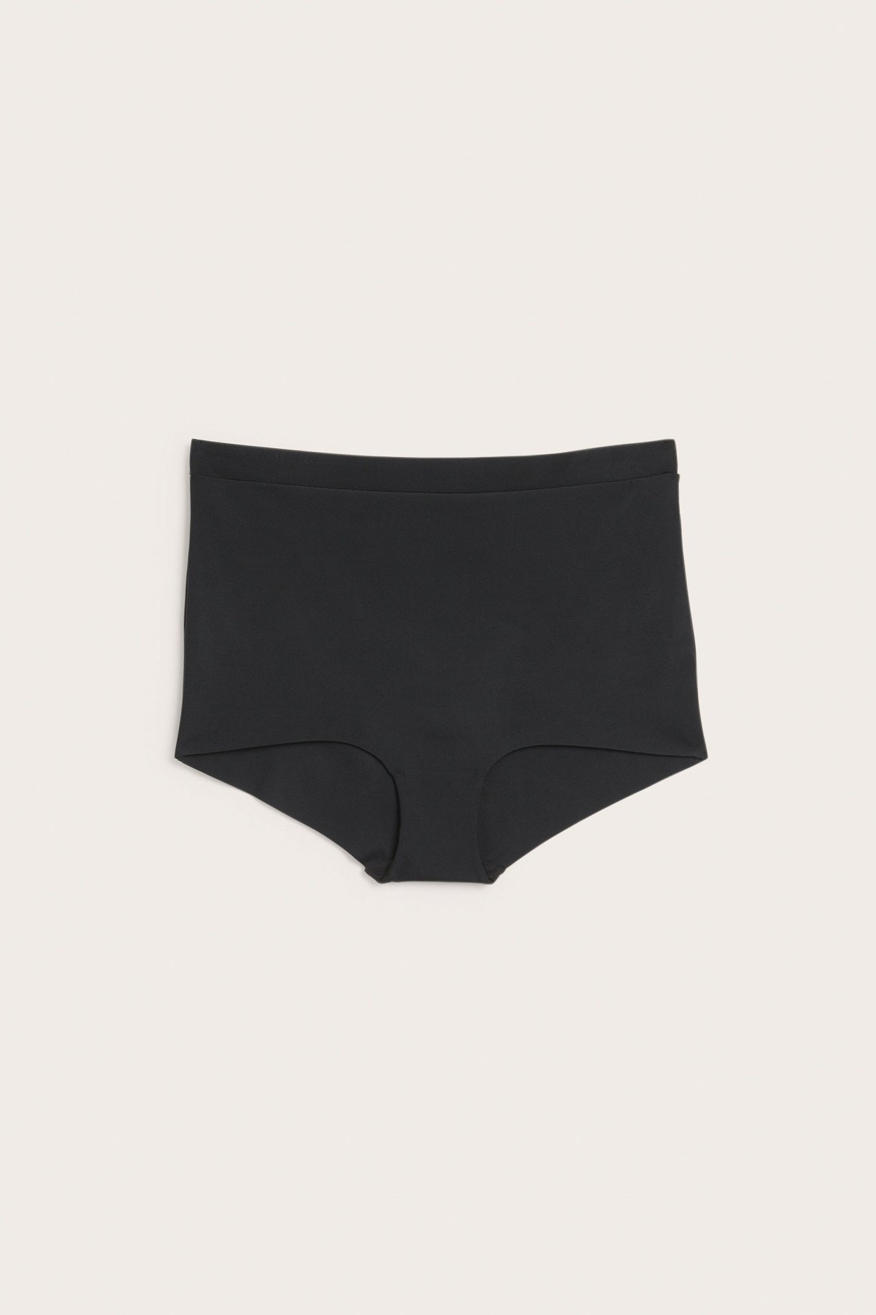Frontvisning av svarte mikro-boxertruser med høy midje og sømløse benåpninger.