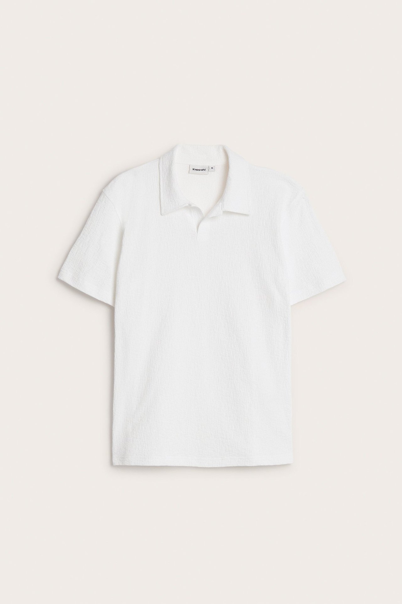 Edestä, miesten luonnonvalkoinen lyhythihainen pikeepaita, jossa on kuvioitu pinta.