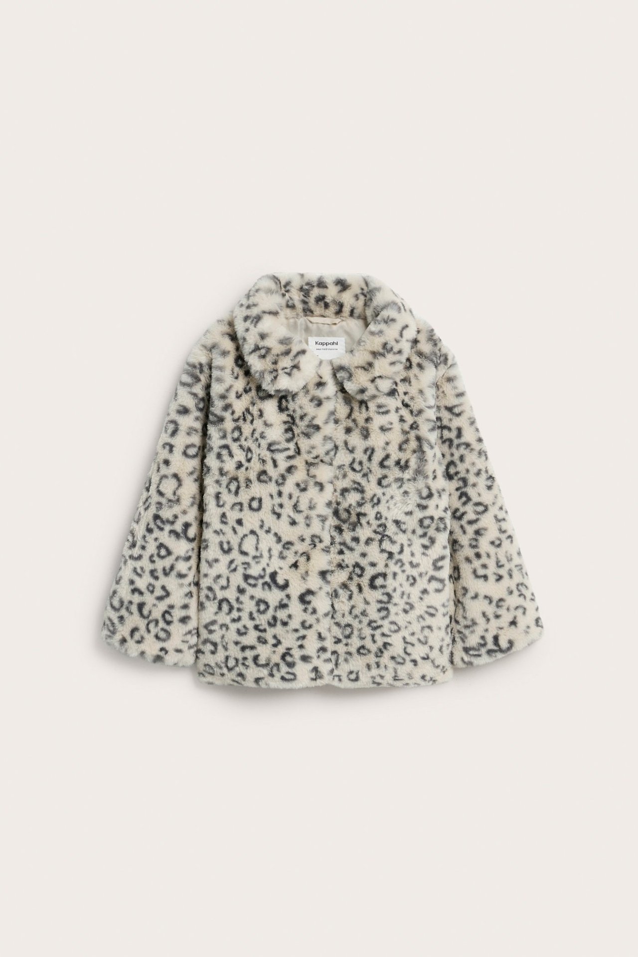 Widok z przodu: beżowa kurtka dziecięca ze sztucznego futra w panterkę z kołnierzem.