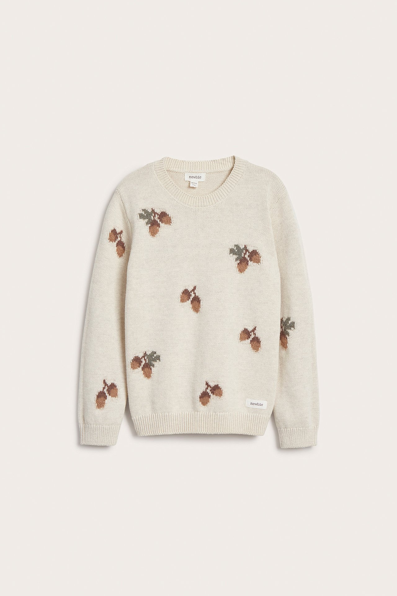 Frontvisning av en barnetrøye i beige melange jacquardstrikk med brune konglemønstre og ribbekanter.