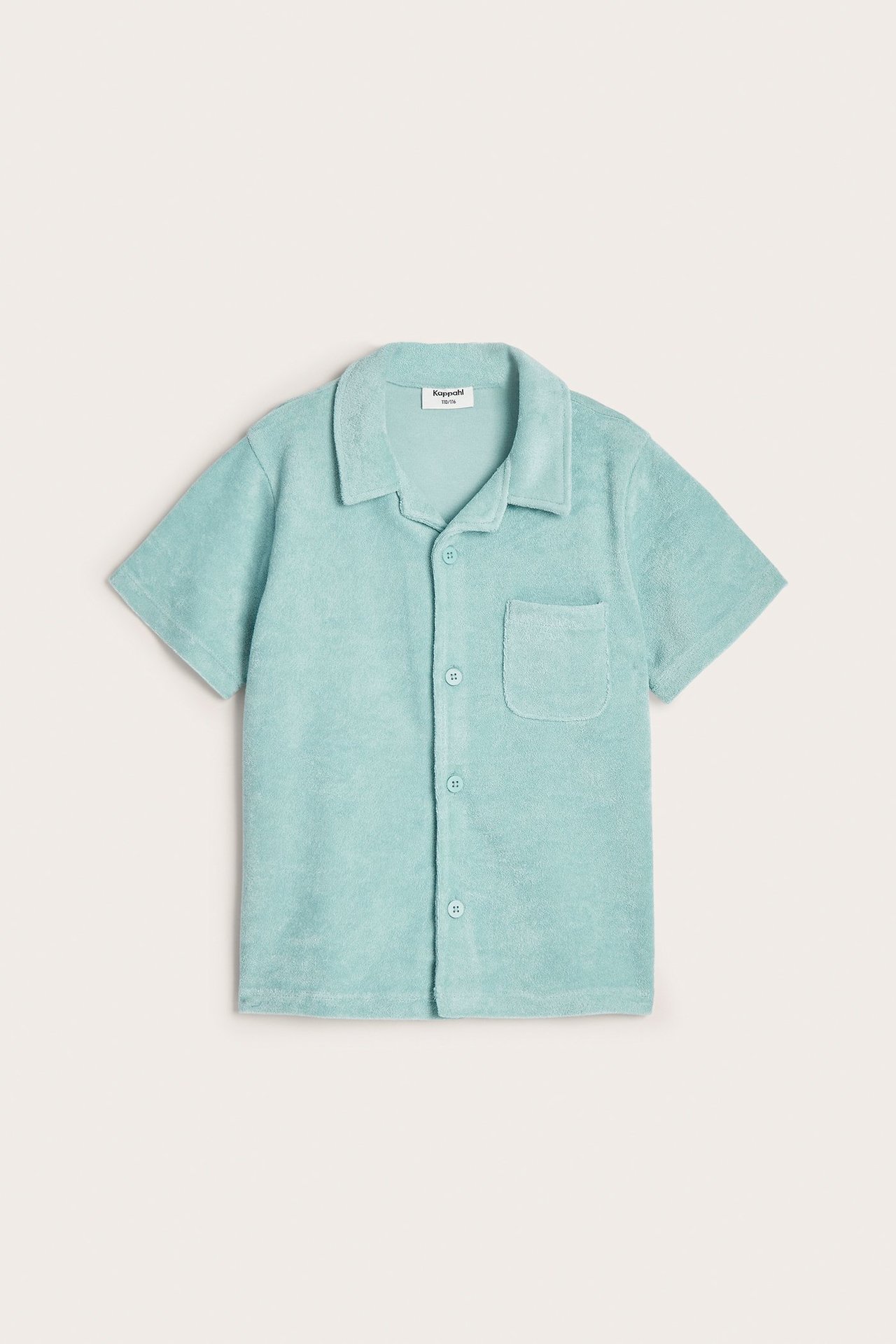 Frontvy av en ljusgrön kortärmad frottéskjorta med resortkrage, knappar och en bröstficka.
