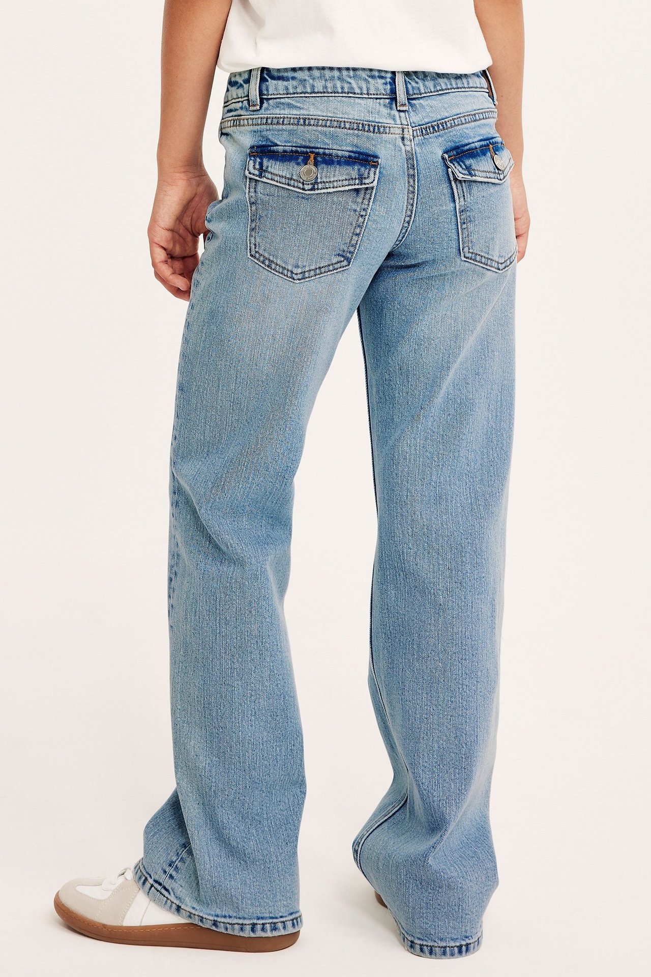 Barnets låga midja bootcut jeans i ljusblått denim med bakfickor och ficklock, storlek 128-170.