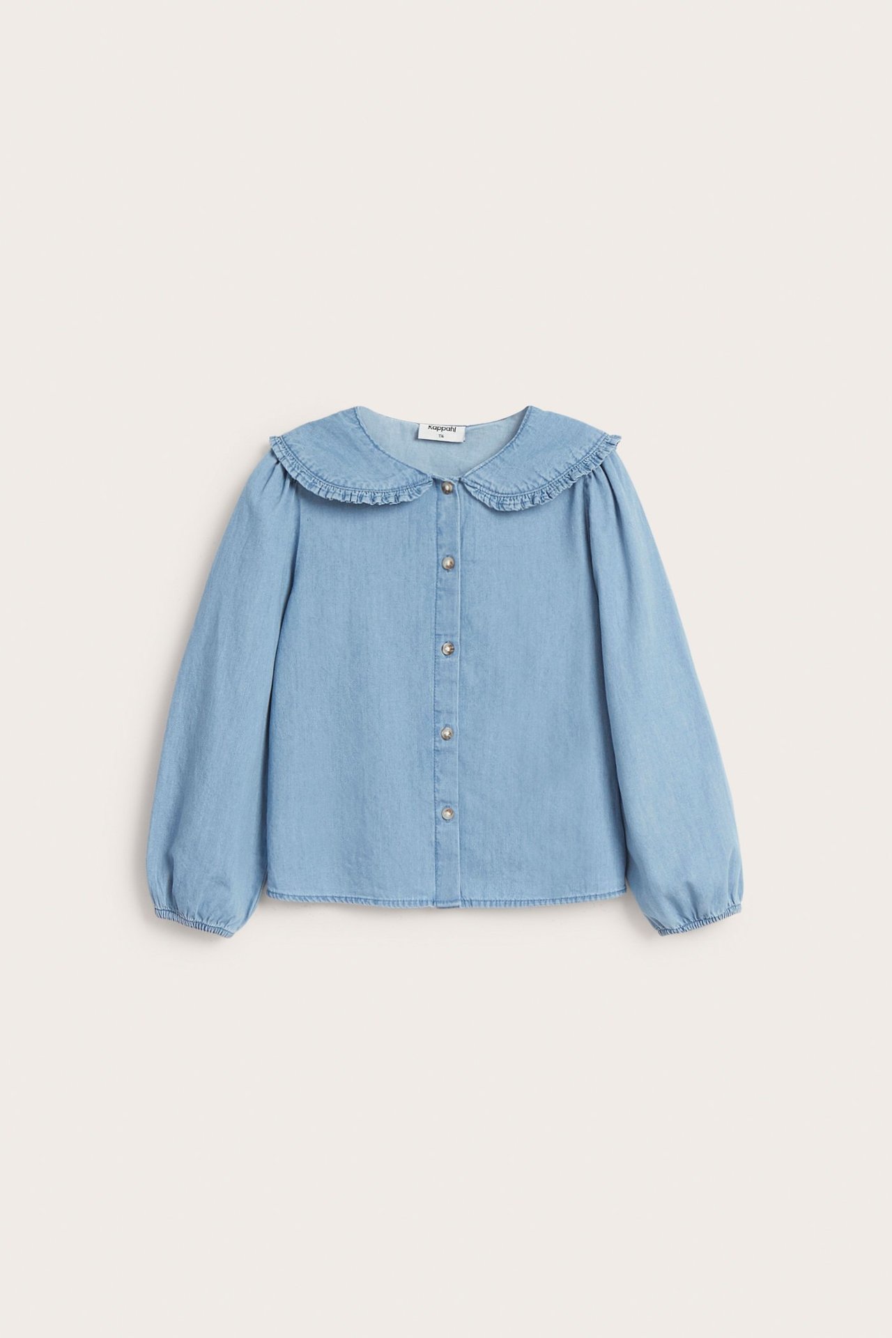 Framifrån, en ljusblå denimblus för barn med volangkrage, långa ärmar och knappar.