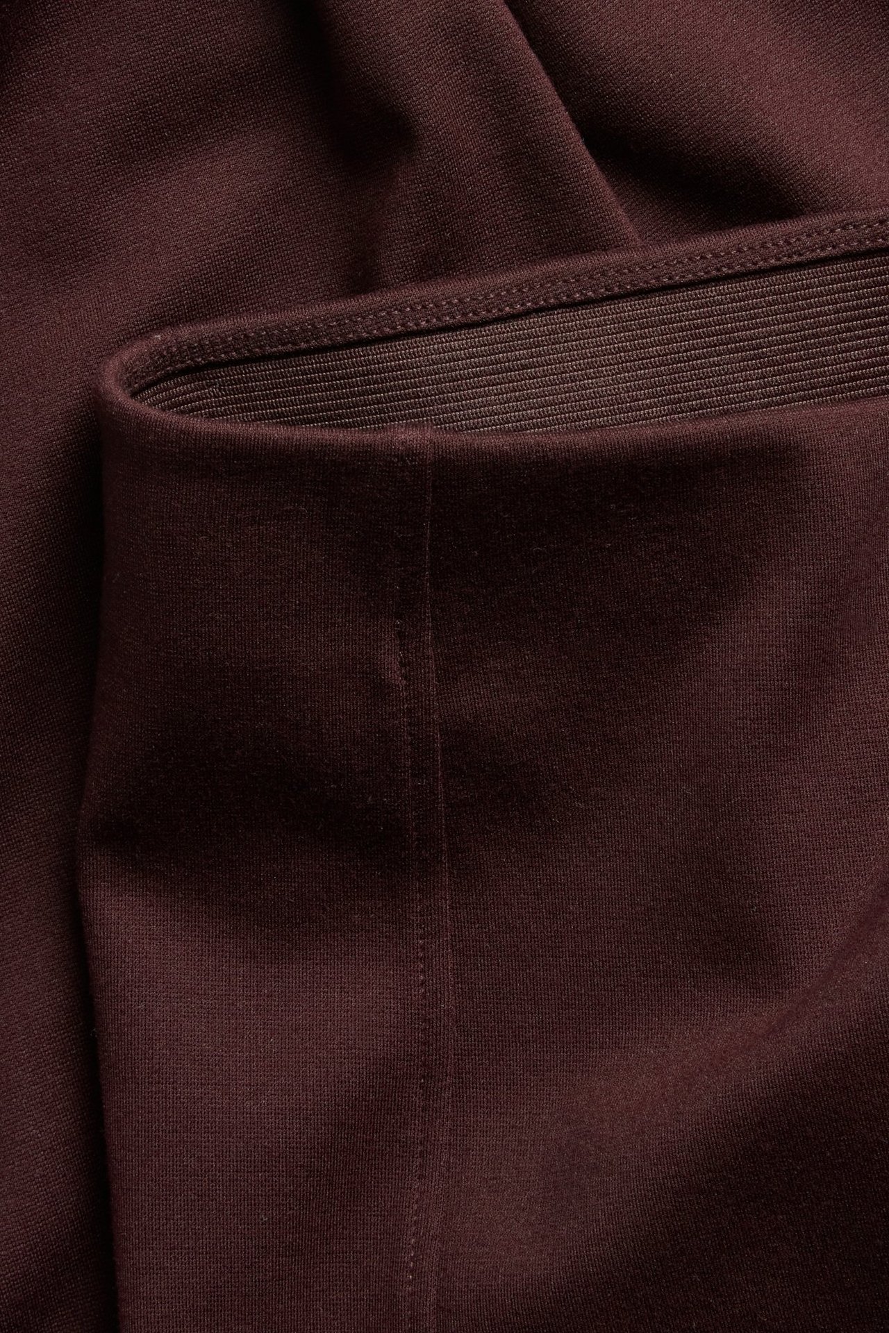 Zbliżenie na bordowe spodnie pull-on z dzianiny Punti di Roma z elastycznym pasem.