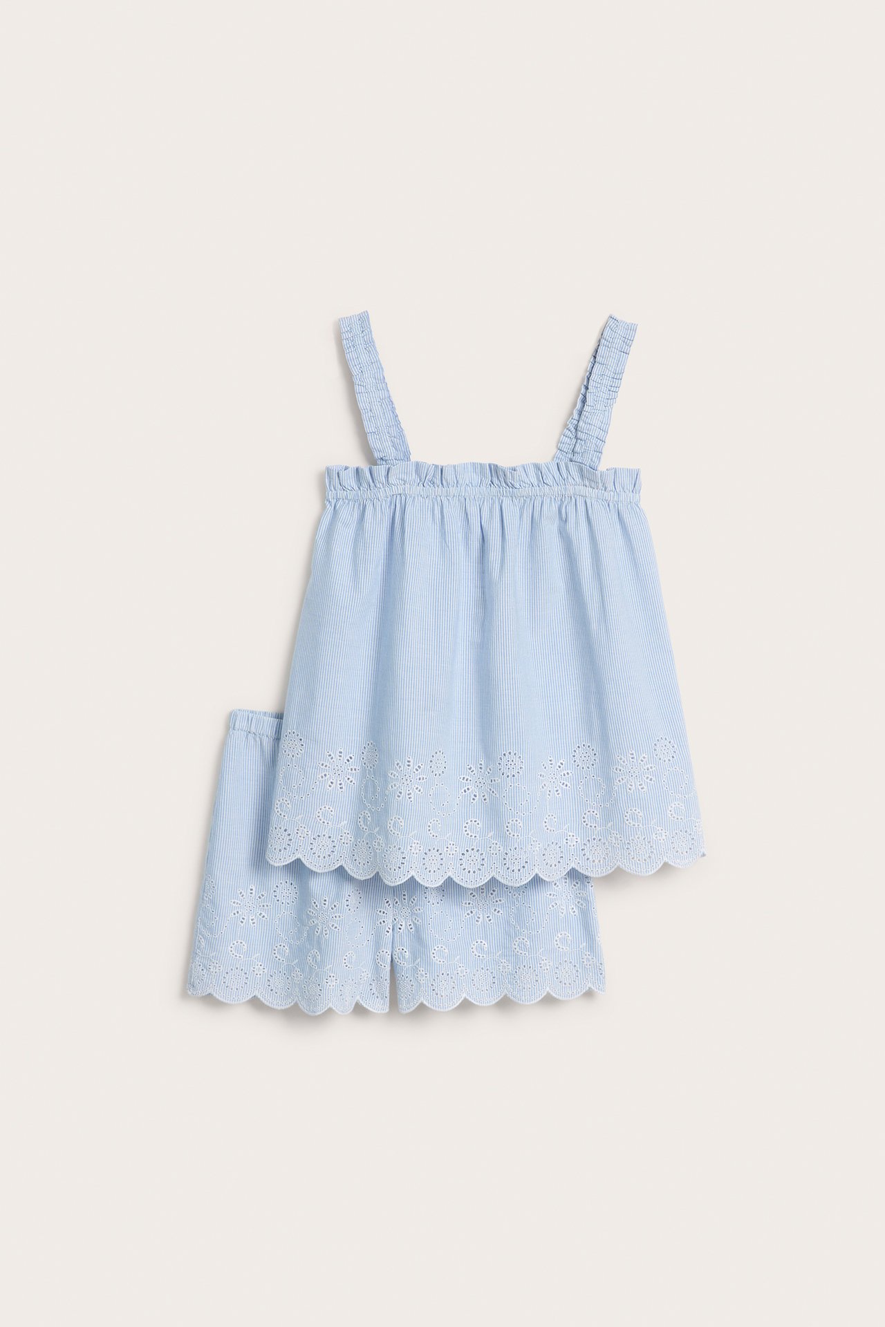 Raidallinen pyjama, johon kuuluu toppi ja shortsit