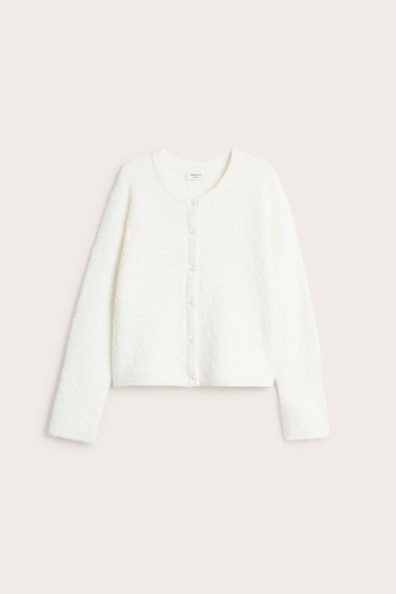 Widok z przodu kremowego swetra rozpinanego z perłowymi guzikami, okrągłym dekoltem i ściągaczami.