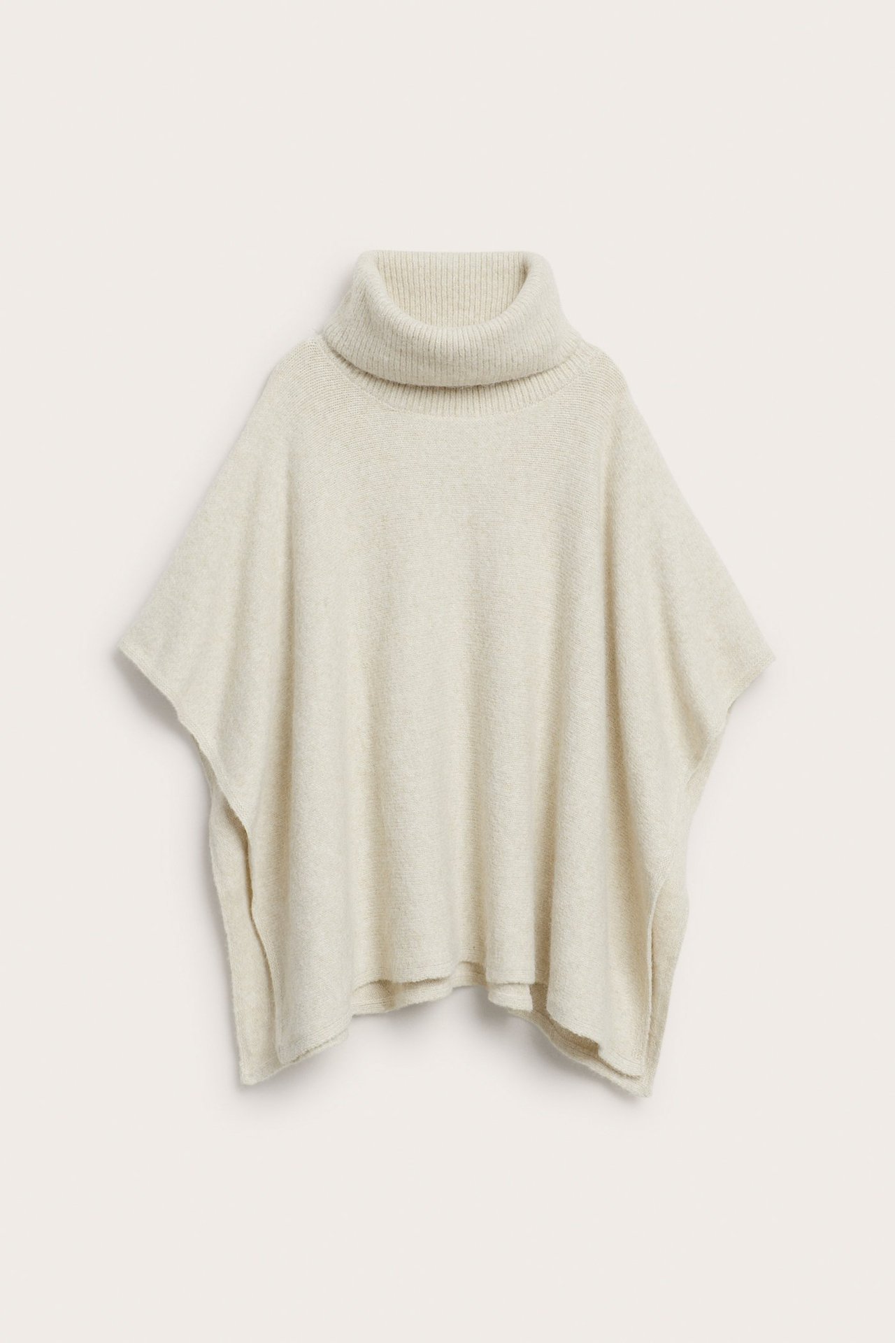Forfra, beige melert poncho med høy polokrage, i mykt melert strikket stoff.