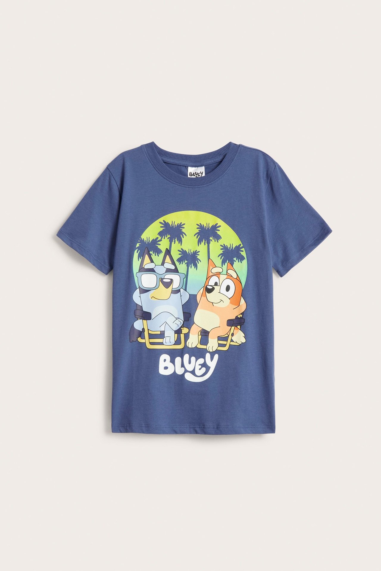 Widok z przodu granatowego bawełnianego T-shirtu dziecięcego z dużym nadrukiem Bluey.