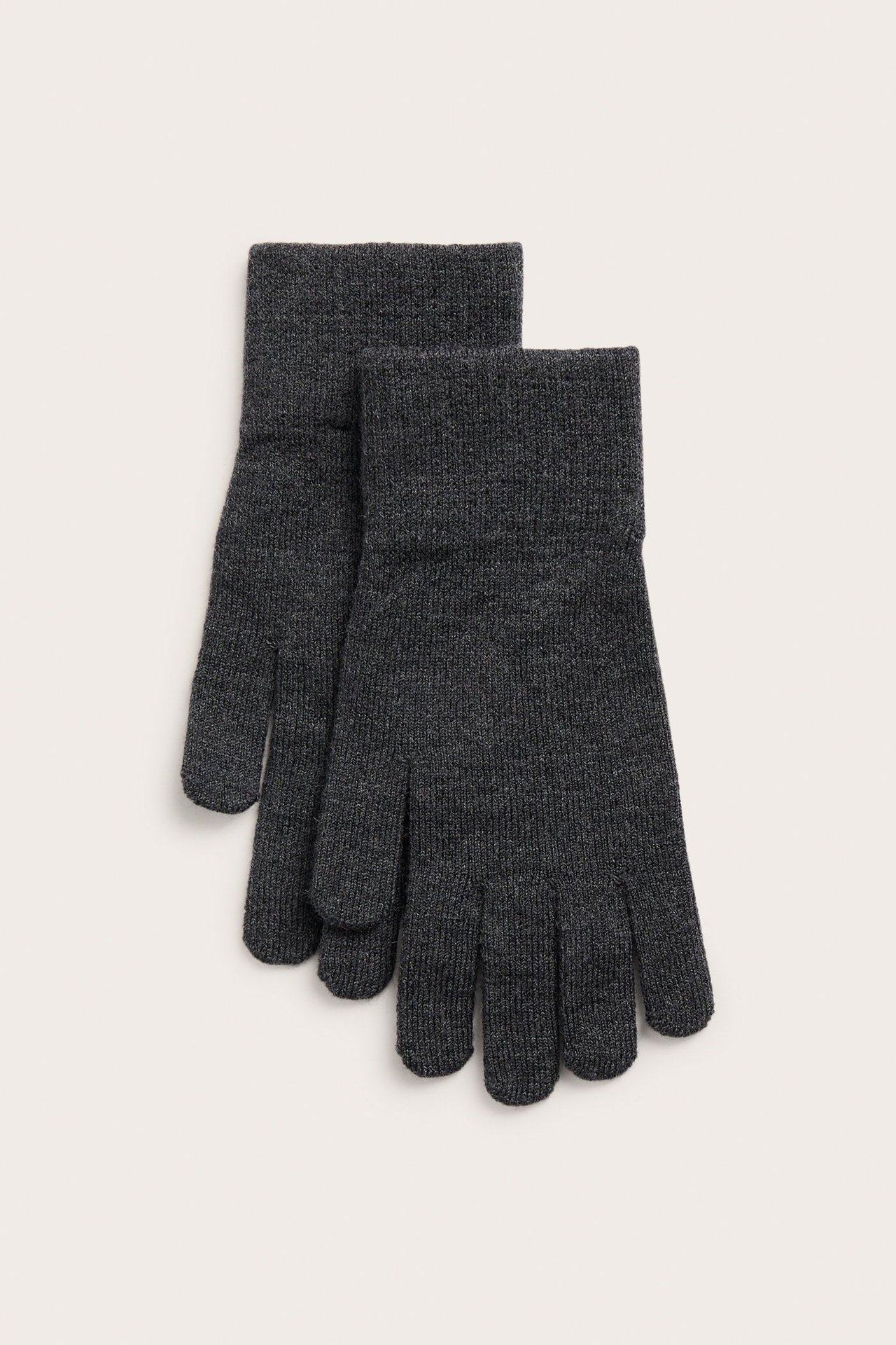 Widok z przodu dwóch ciemnoszarych melanżowych dzianinowych rękawiczek z palcami i ściągaczami, ułożonych płasko.