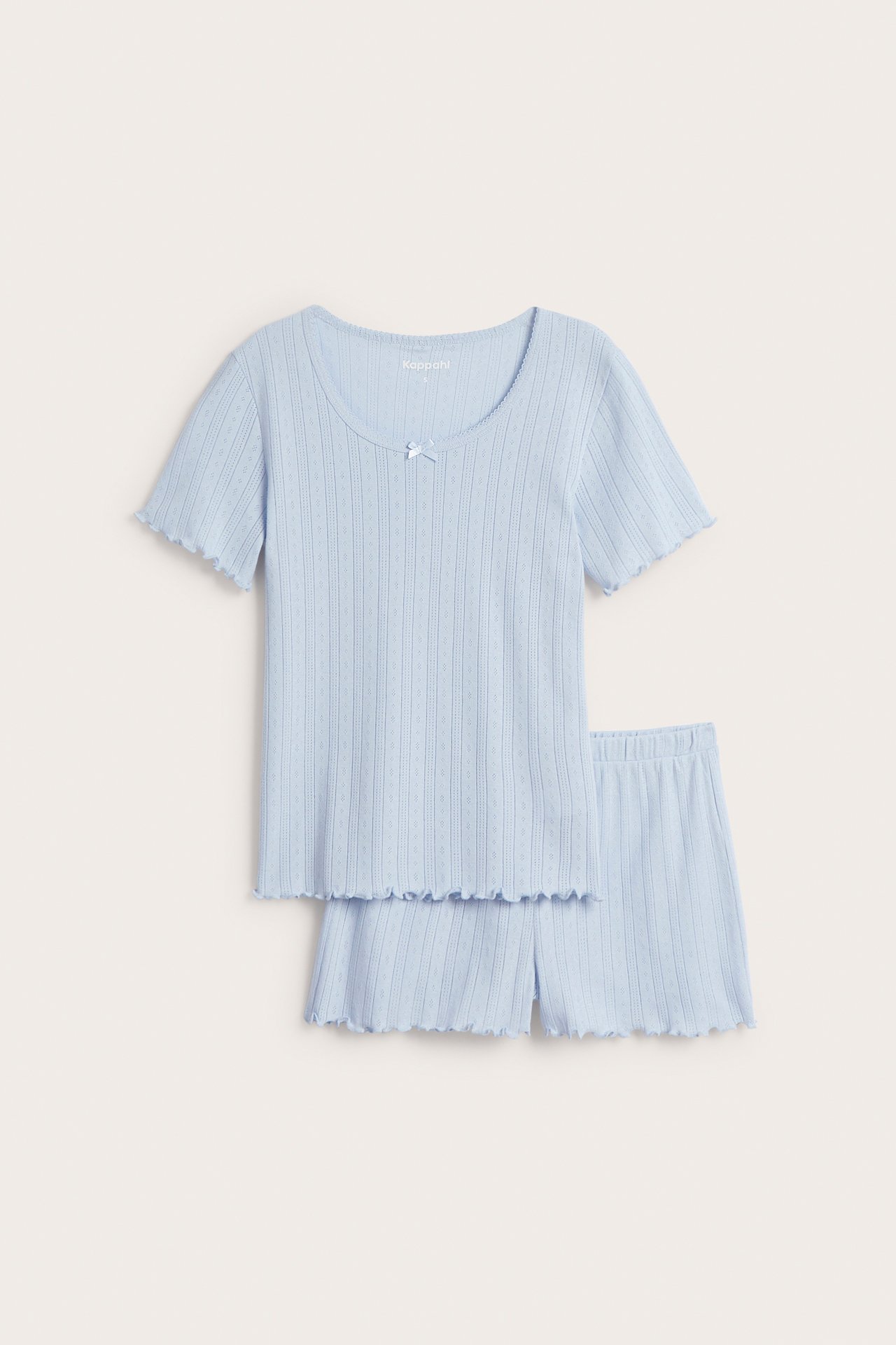 Frontvisning: Lyseblått pointelle-strikket pyjamasett med kortermet topp og shorts, begge med volangkanter.