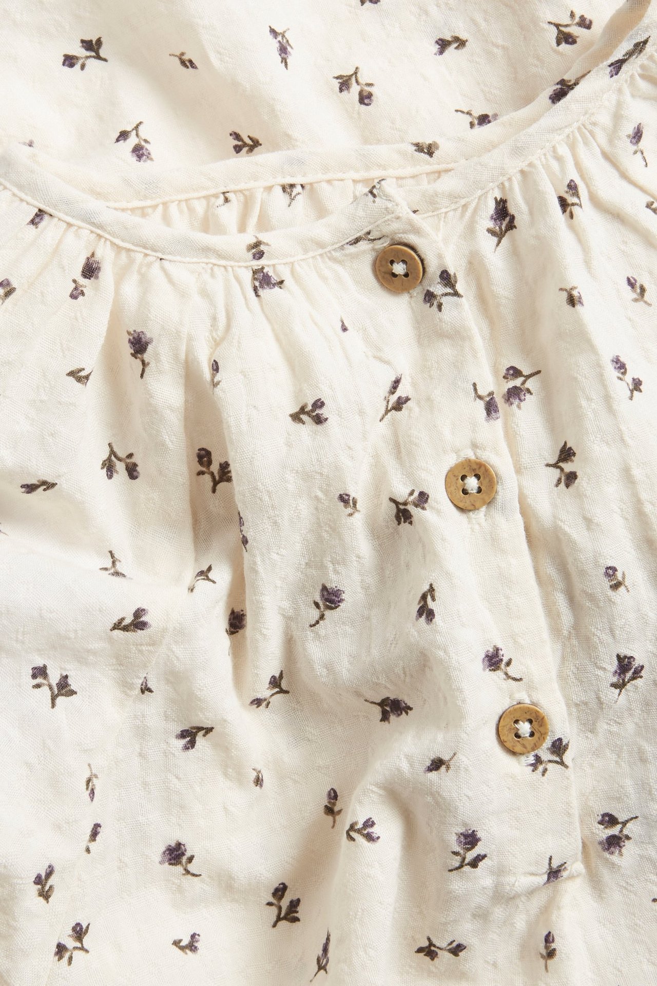 Småblomstrete vevd bluse