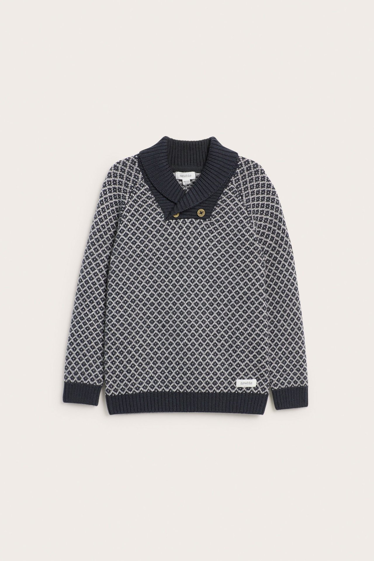Widok z przodu: Dziecięcy wełniany sweter w ciemnoniebiesko-jasnoszary wzór, z kołnierzem szalowym i dwoma guzikami.