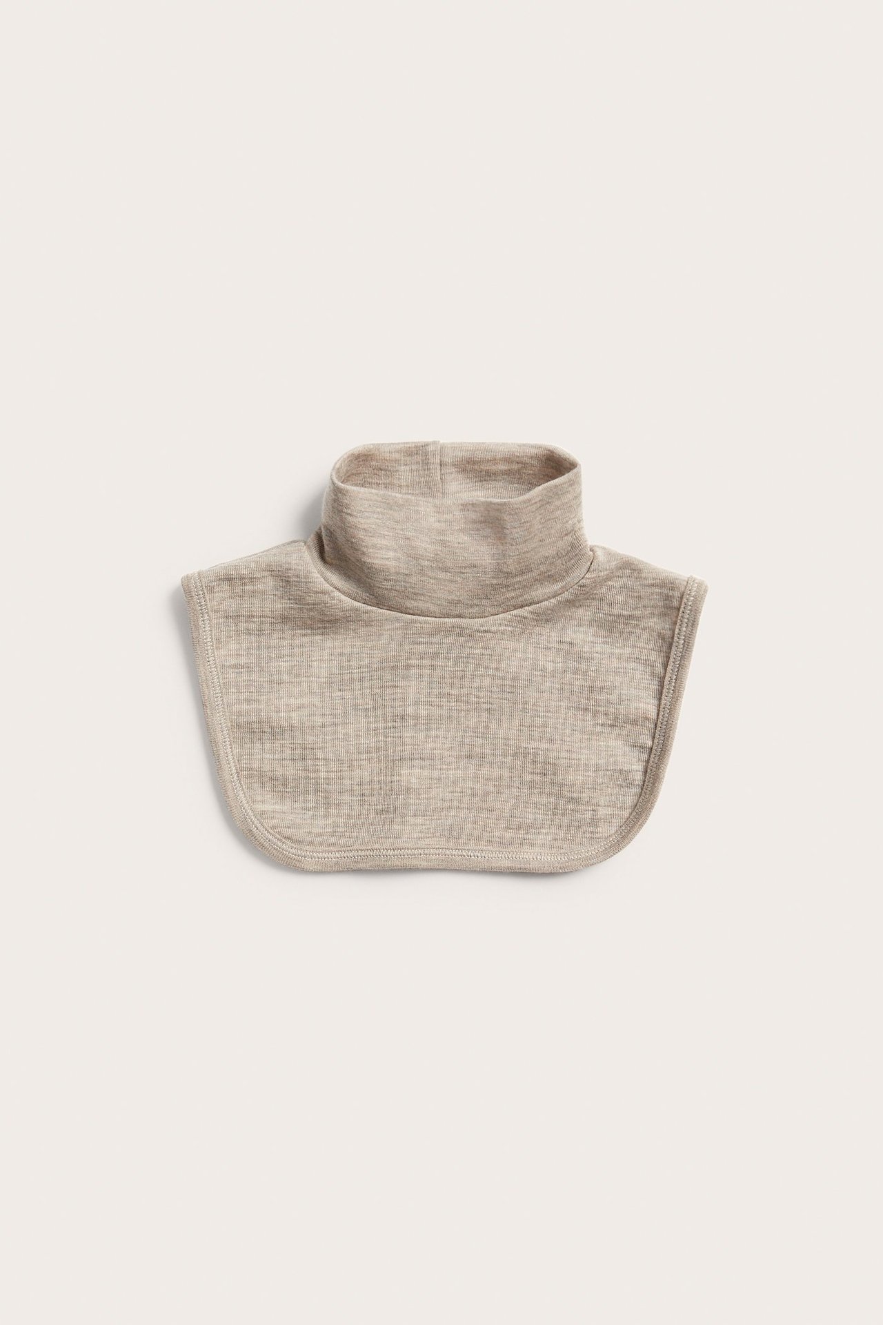 Widok z przodu beżowego melanżowego golfu z wełny merynosów.