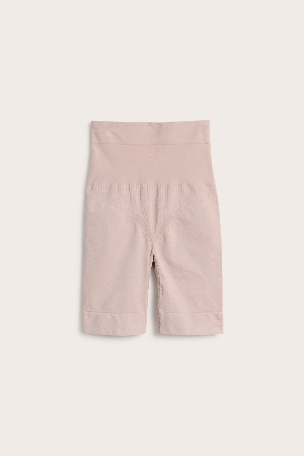 Forfra: Lys rosa sømløse high-waist shapingshorts i polyamid og elastan.