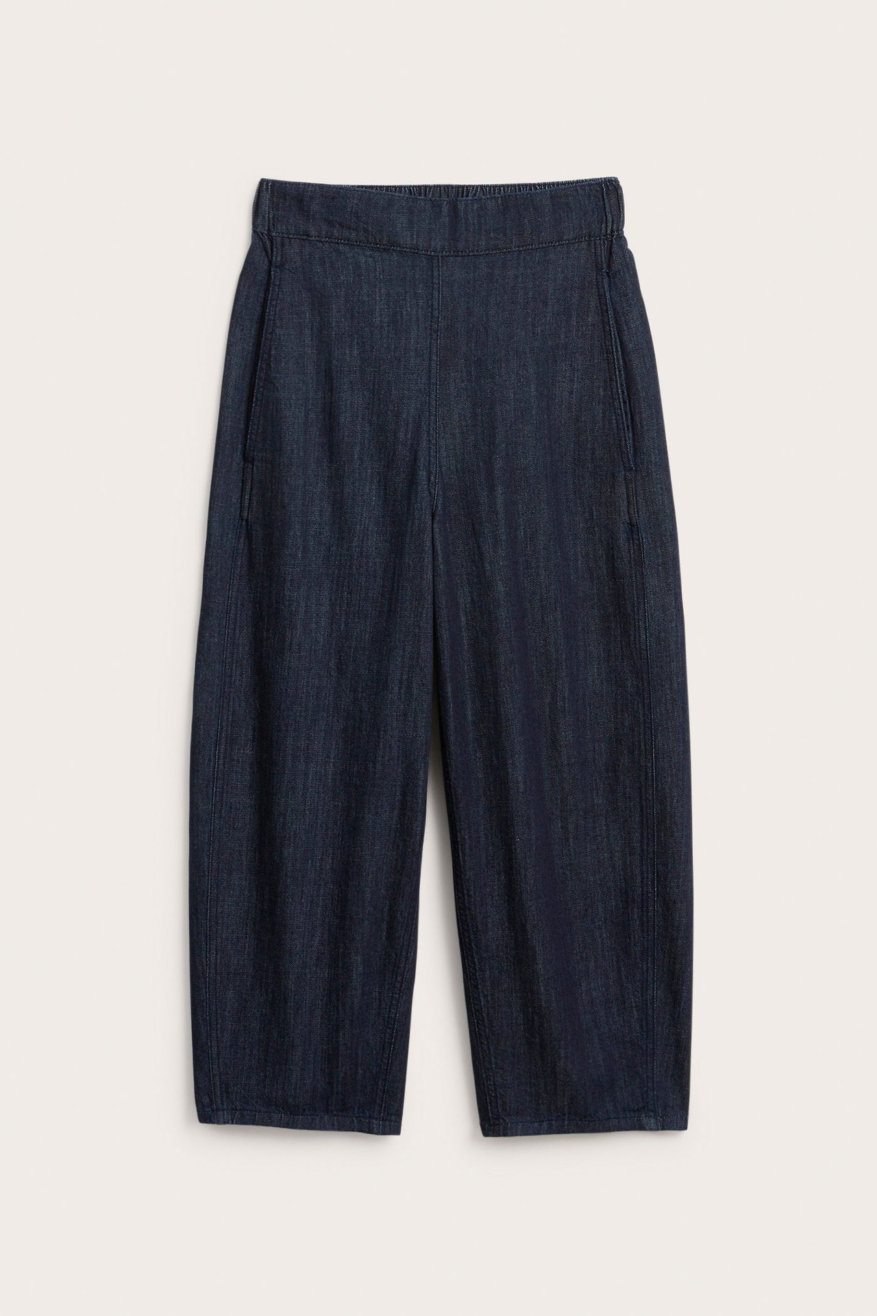 Frontvy av mörk denim pull-on barrel leg-jeans med resår i midjan och sidfickor.